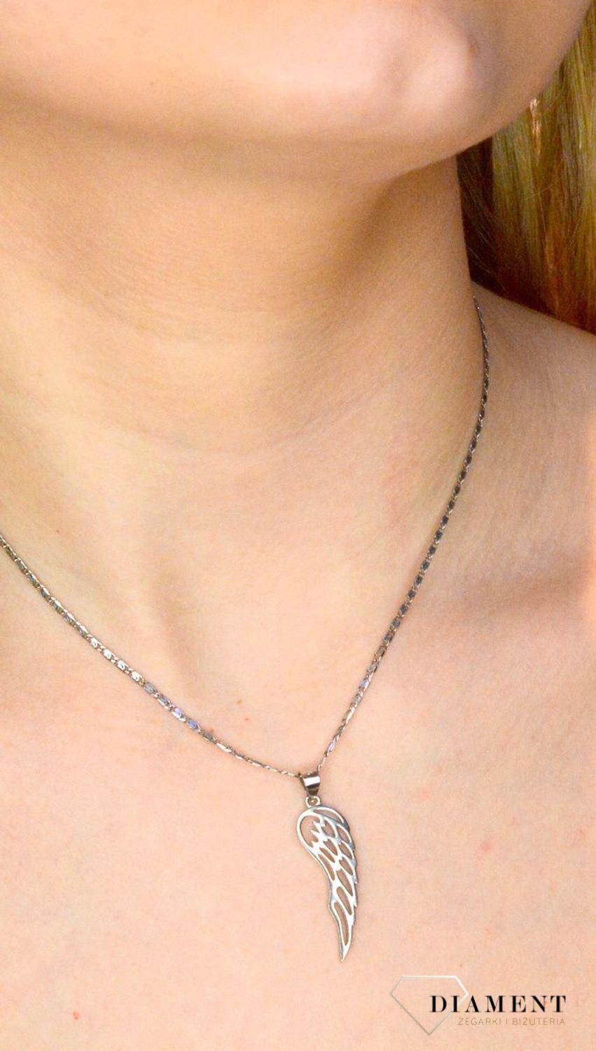 Srebrna zawieszka skrzydło DIA-ZAW-36705A-925. Symbol skrzydła może kojarzyć się z lekkością i wolnością. Zawieszkę można zestawić z delikatnym łańcuszkiem, dostępnym w naszej ofercie. Zawieszka srebrna to idealny pomysł na pr.jpg