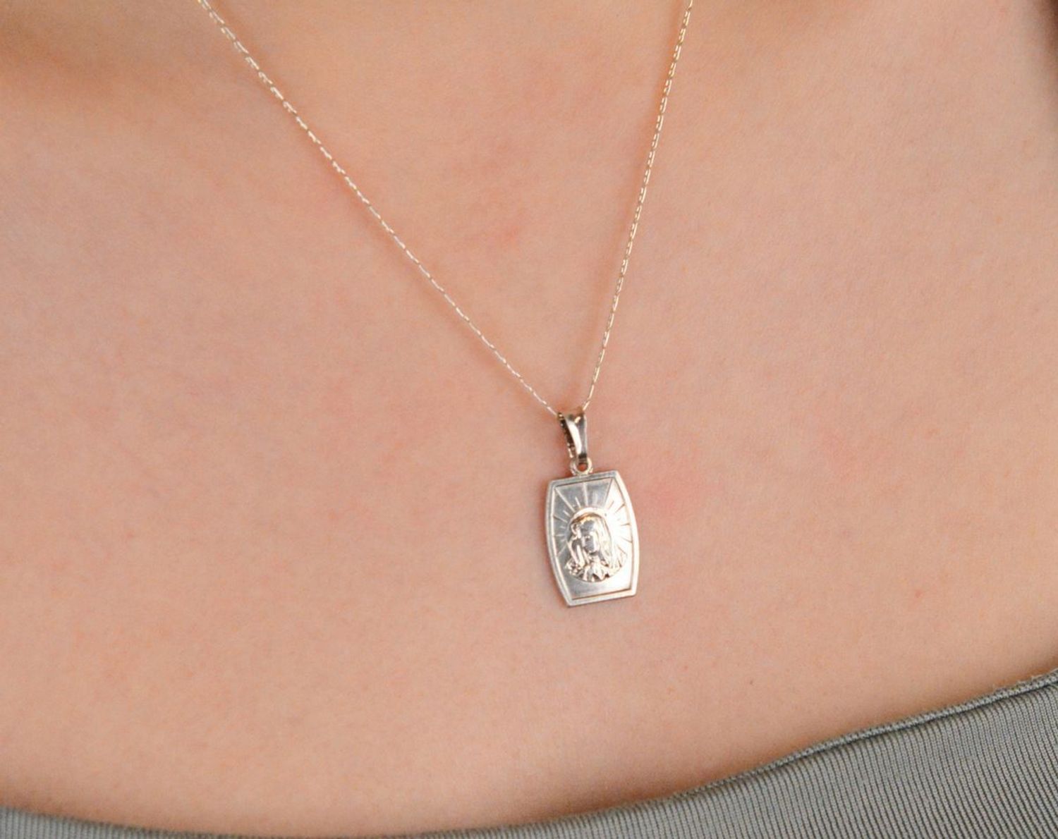 Zawieszka medalik srebrny próba 925, Matka Boska DIA-ZAW-3730-925 Elegancka zawieszka medalik z wizerunkiem Matki Boskiej to doskonała propozycja dla osób szukających subtelnej biżuterii 1.jpg