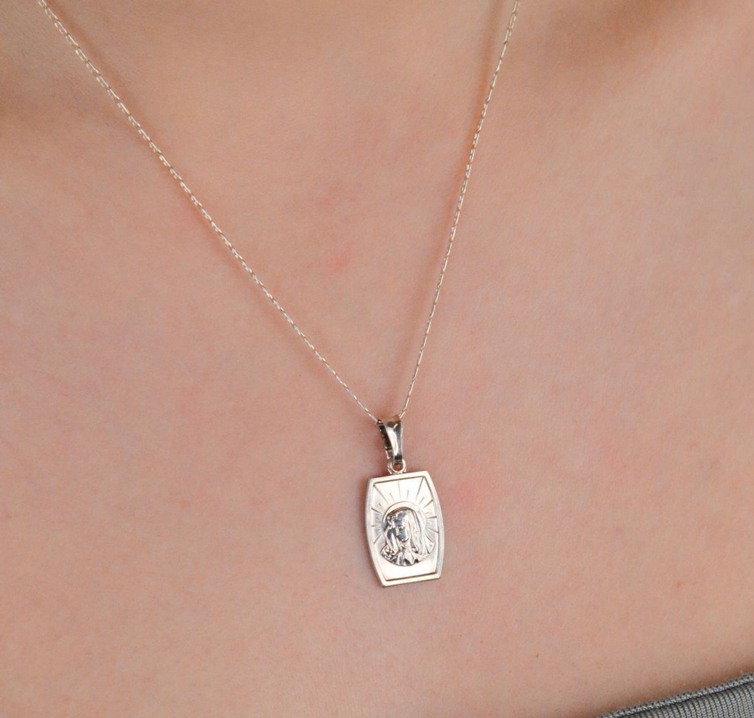 Zawieszka medalik srebrny próba 925, Matka Boska DIA-ZAW-3730-925 Elegancka zawieszka medalik z wizerunkiem Matki Boskiej to doskonała propozycja dla osób szukających subtelnej biżuterii 1.jpg