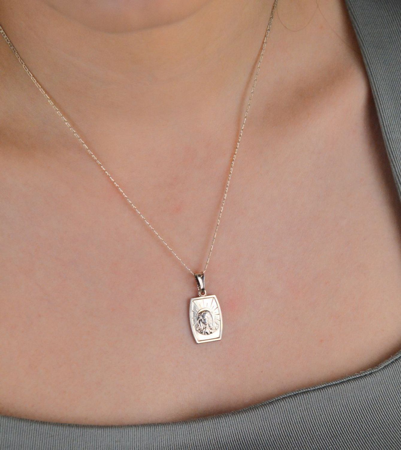 Zawieszka medalik srebrny próba 925, Matka Boska DIA-ZAW-3730-925 Elegancka zawieszka medalik z wizerunkiem Matki Boskiej to doskonała propozycja dla osób szukających subtelnej biżuterii 1.jpg