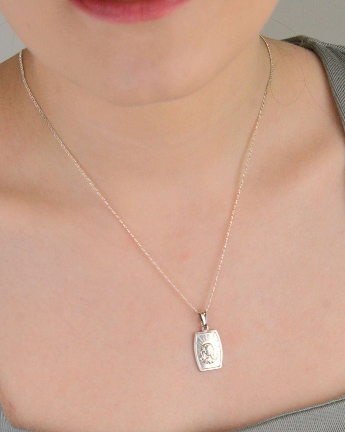 Zawieszka medalik srebrny próba 925, Matka Boska DIA-ZAW-3730-925 Elegancka zawieszka medalik z wizerunkiem Matki Boskiej to doskonała propozycja dla osób szukających subtelnej biżuterii 1.jpg