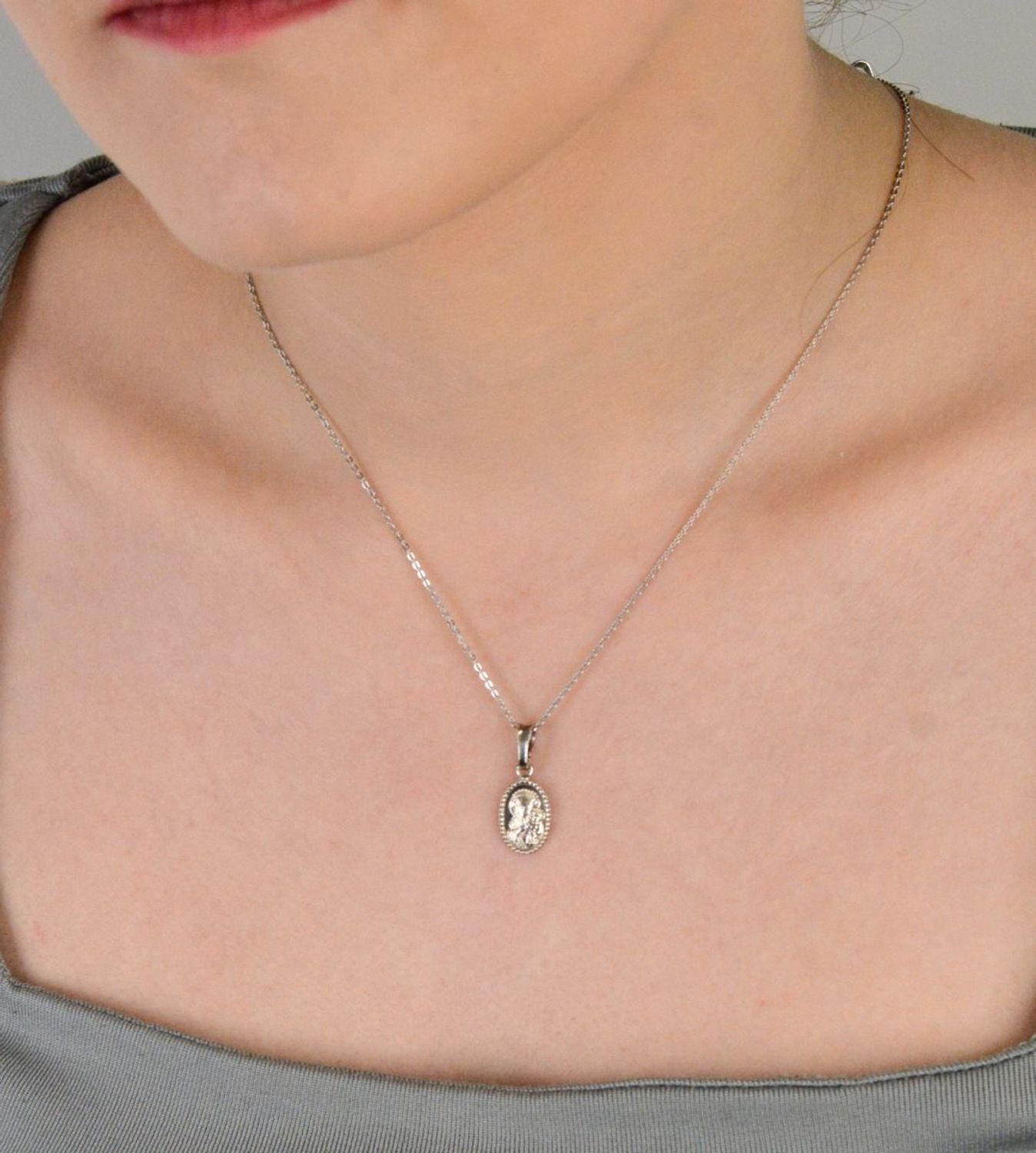 Zawieszka medalik srebrny Matka Boska z dzieciątkiem próba 925, DIA-ZAW-3733-925 Delikatna i subtelna zawieszka z wizerunkiem Matki Boskiej z Dzieciątkiem to ponadczasowy symbol opieki,1.jpg