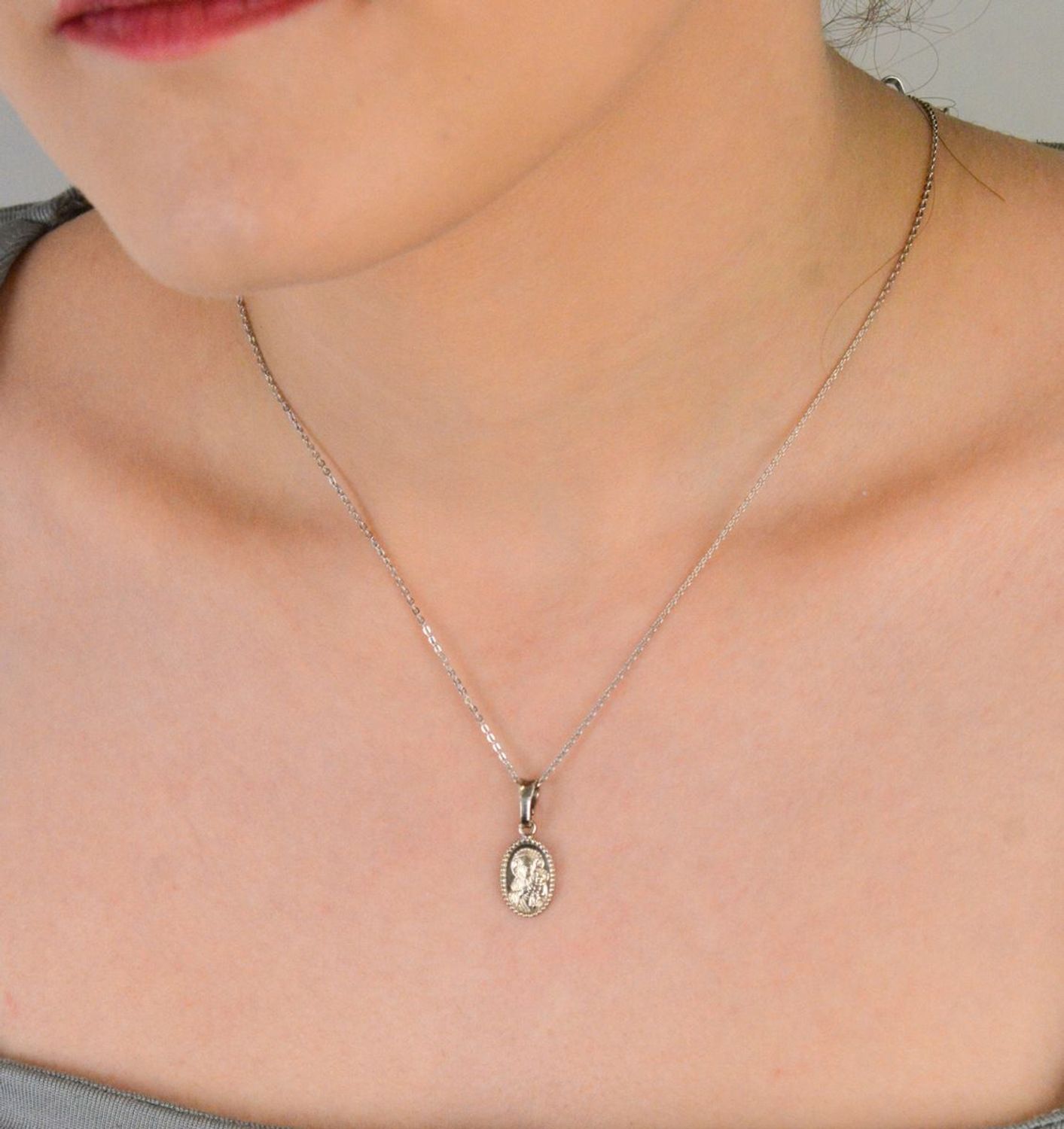 Zawieszka medalik srebrny Matka Boska z dzieciątkiem próba 925, DIA-ZAW-3733-925 Delikatna i subtelna zawieszka z wizerunkiem Matki Boskiej z Dzieciątkiem to ponadczasowy symbol opieki,1.jpg