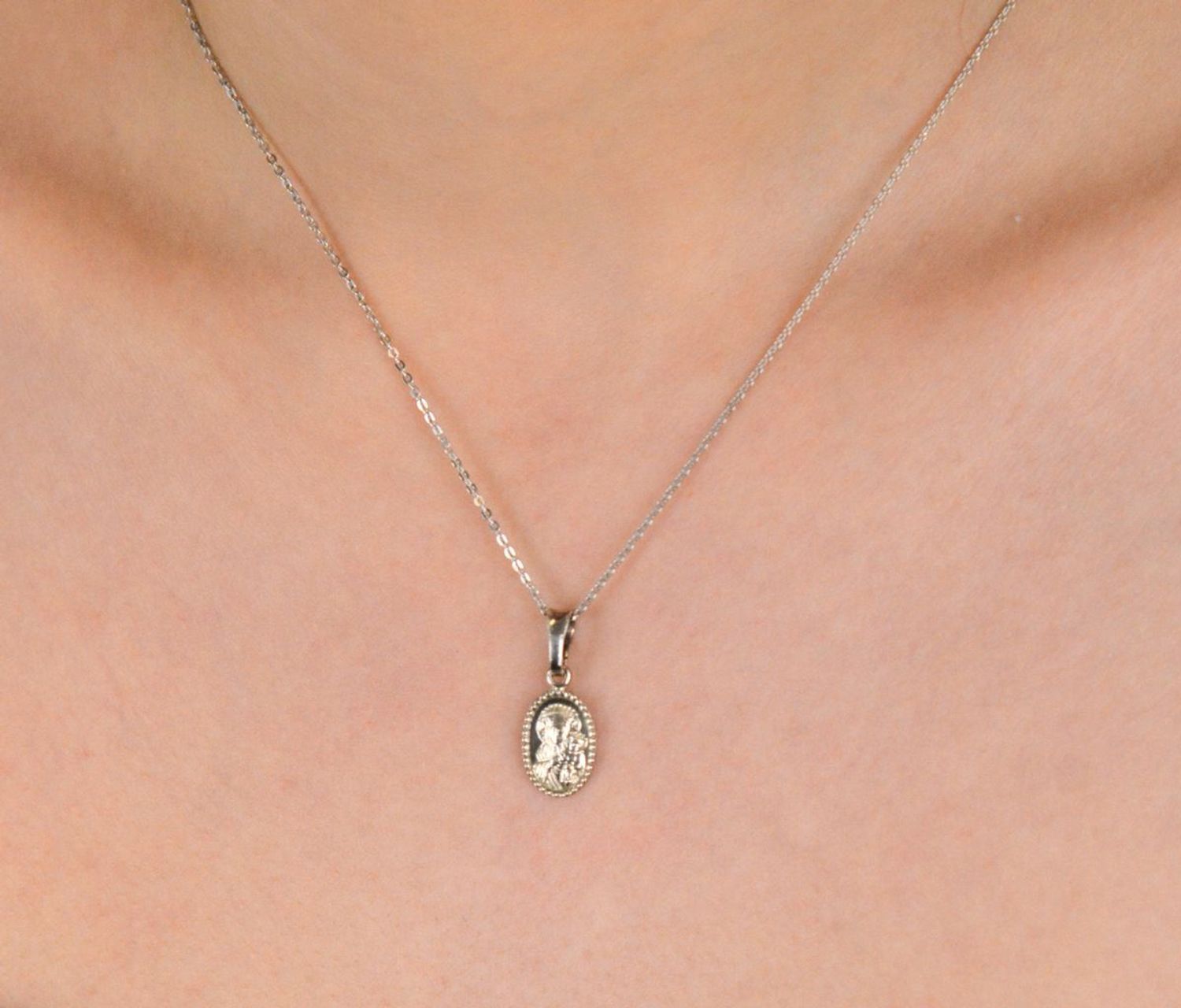 Zawieszka medalik srebrny Matka Boska z dzieciątkiem próba 925, DIA-ZAW-3733-925 Delikatna i subtelna zawieszka z wizerunkiem Matki Boskiej z Dzieciątkiem to ponadczasowy symbol opieki,1.jpg