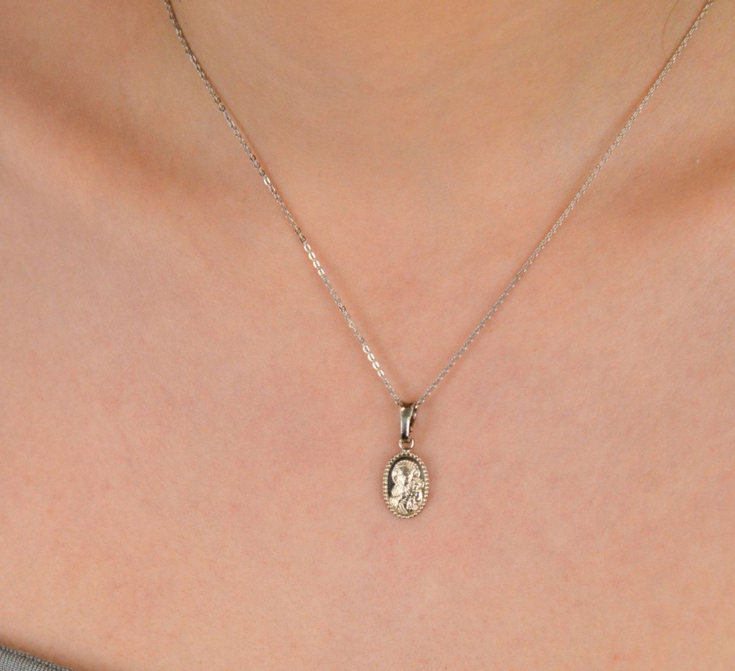 Zawieszka medalik srebrny Matka Boska z dzieciątkiem próba 925, DIA-ZAW-3733-925 Delikatna i subtelna zawieszka z wizerunkiem Matki Boskiej z Dzieciątkiem to ponadczasowy symbol opieki,1.jpg