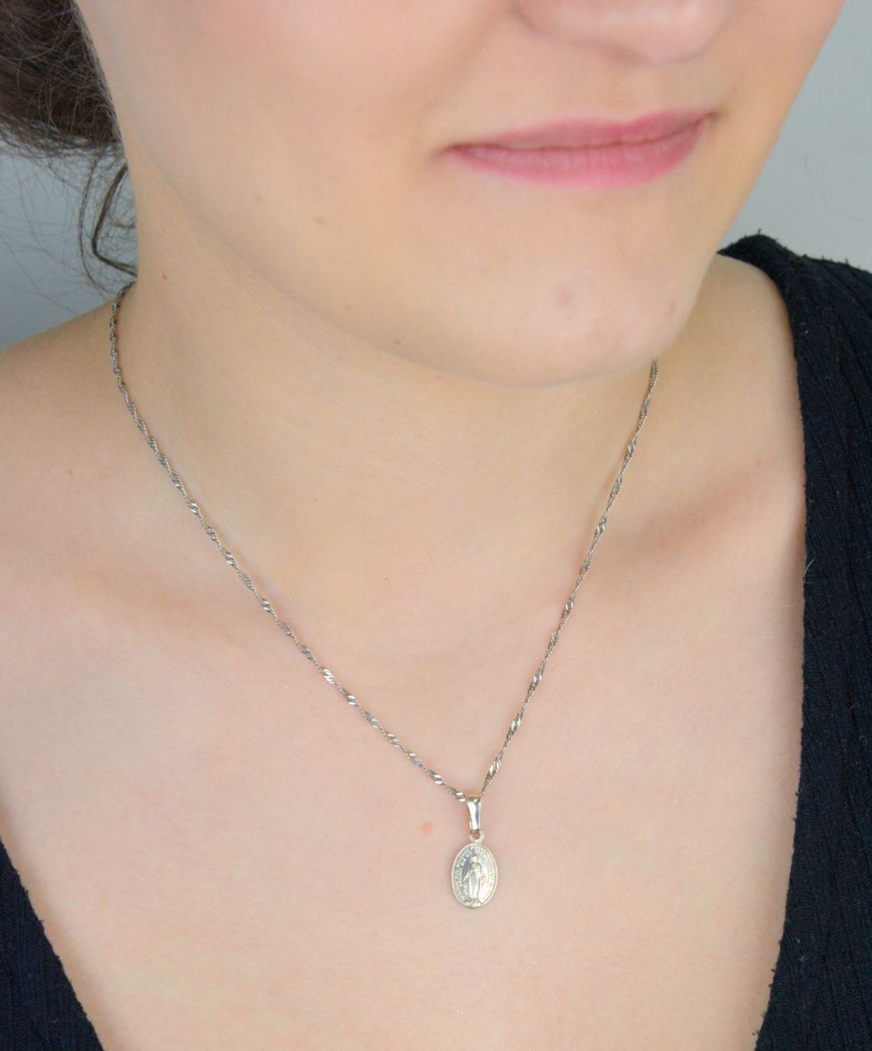 Medalik srebrny owalny z wizerunkiem Jezusa, DIA-ZAW-3735-925, próba 925. Waga 1,10 g, rozmiar 2,3 × 1,0 cm. Piękny symbol wiary i duchowej ochrony.1.jpg