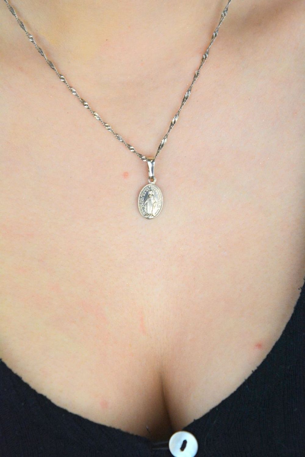 Medalik srebrny owalny z wizerunkiem Jezusa, DIA-ZAW-3735-925, próba 925. Waga 1,10 g, rozmiar 2,3 × 1,0 cm. Piękny symbol wiary i duchowej ochrony.1.jpg