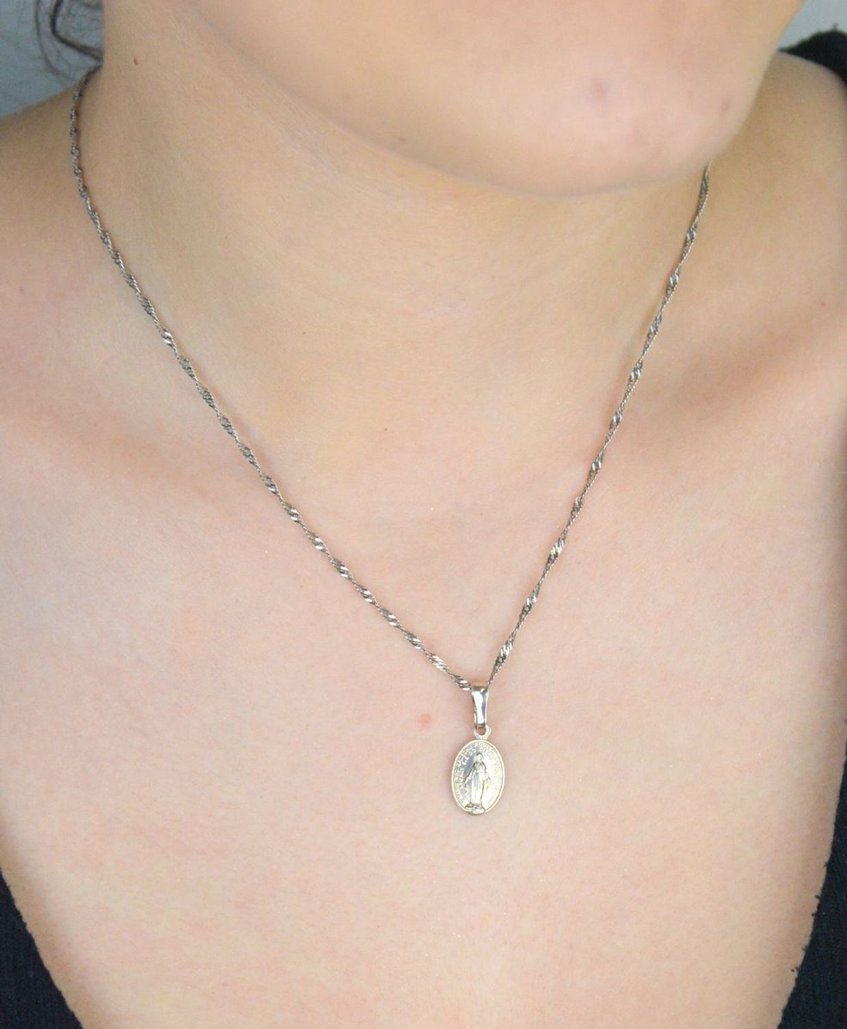 Medalik srebrny owalny z wizerunkiem Jezusa, DIA-ZAW-3735-925, próba 925. Waga 1,10 g, rozmiar 2,3 × 1,0 cm. Piękny symbol wiary i duchowej ochrony.1.jpg