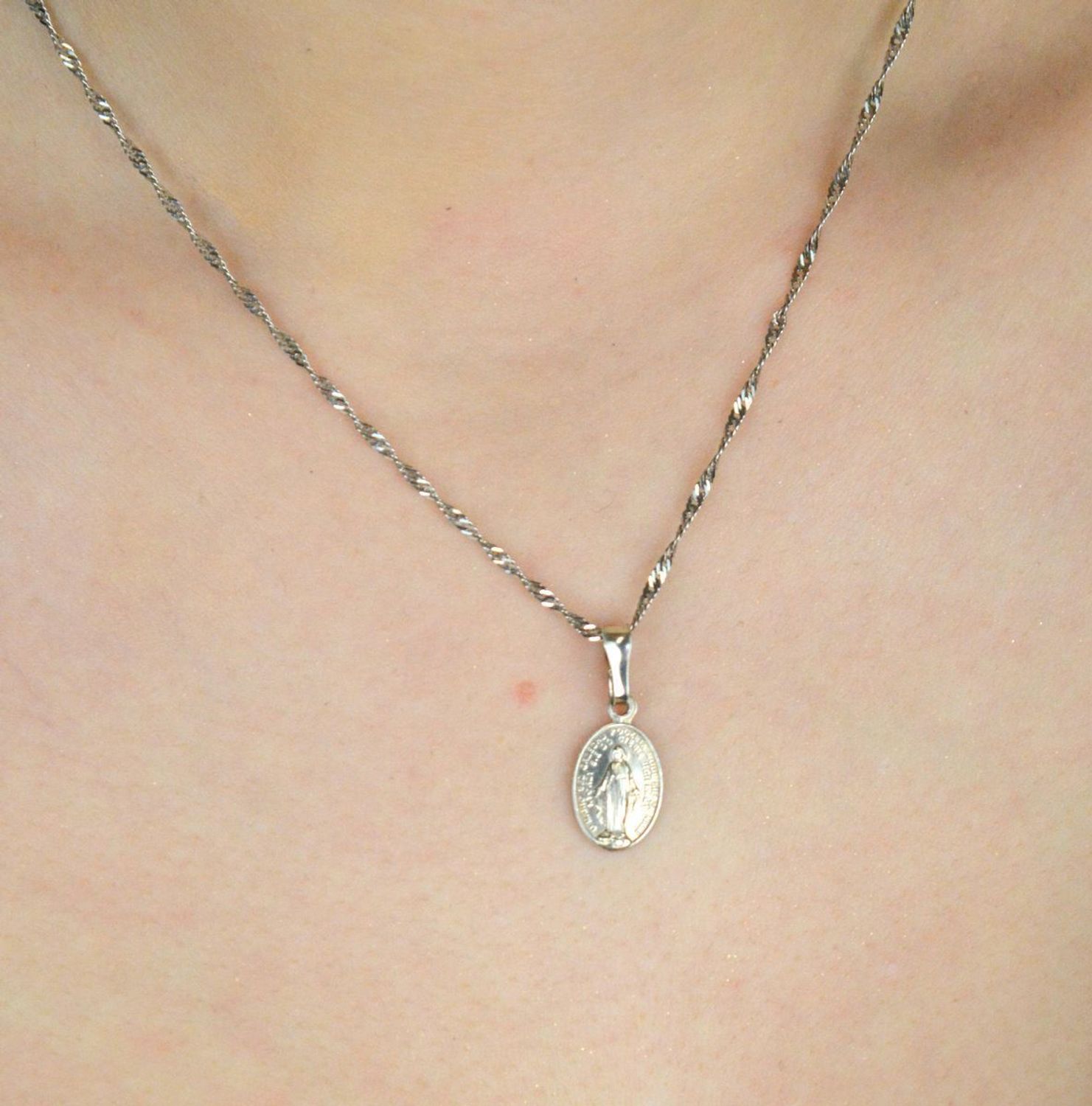 Medalik srebrny owalny z wizerunkiem Jezusa, DIA-ZAW-3735-925, próba 925. Waga 1,10 g, rozmiar 2,3 × 1,0 cm. Piękny symbol wiary i duchowej ochrony.1.jpg