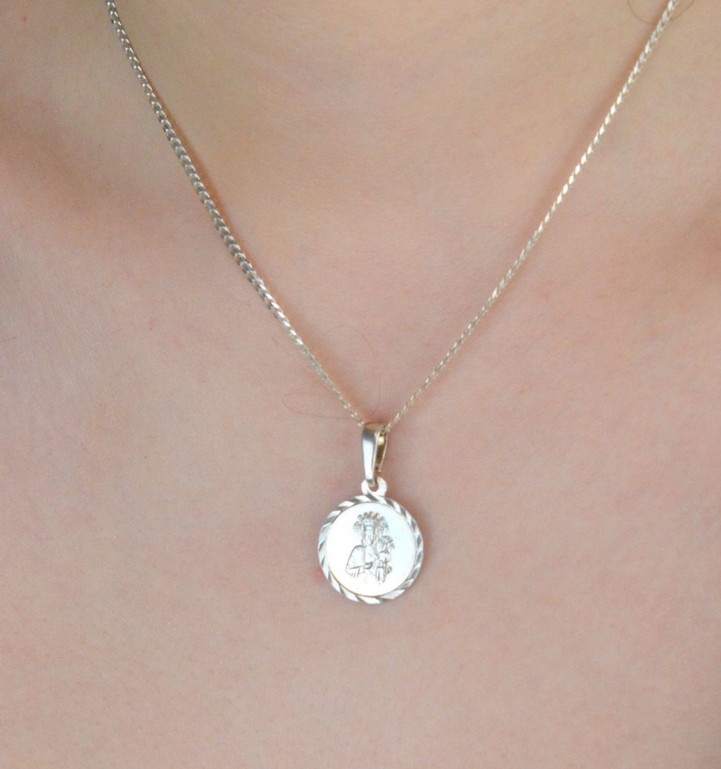 Okrągły srebrny medalik z wizerunkiem DIA-ZAW-3736-925 – Srebro 925  2,5 cm  1,80 g.jpg