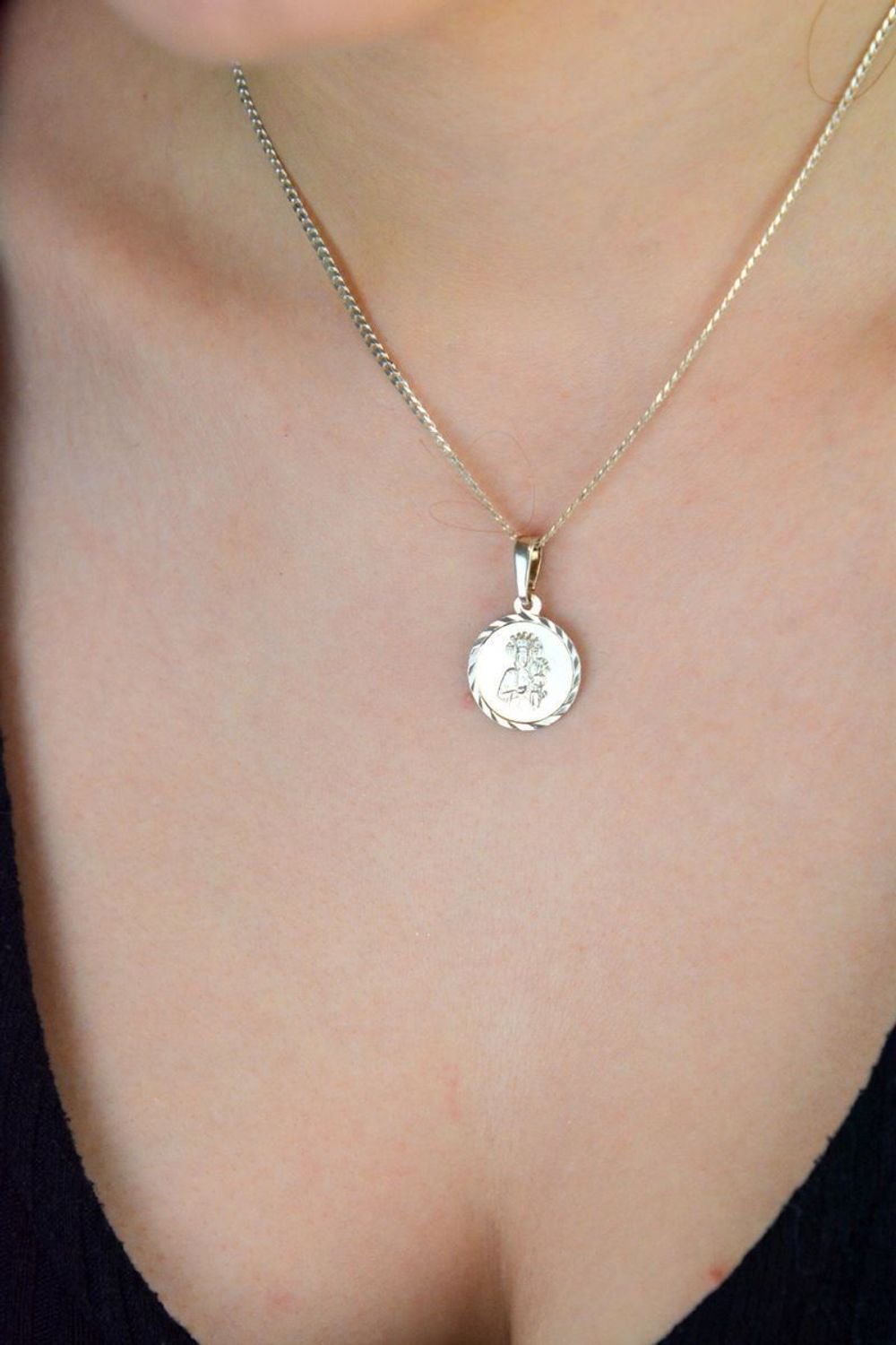 Okrągły srebrny medalik z wizerunkiem DIA-ZAW-3736-925 – Srebro 925  2,5 cm  1,80 g.jpg