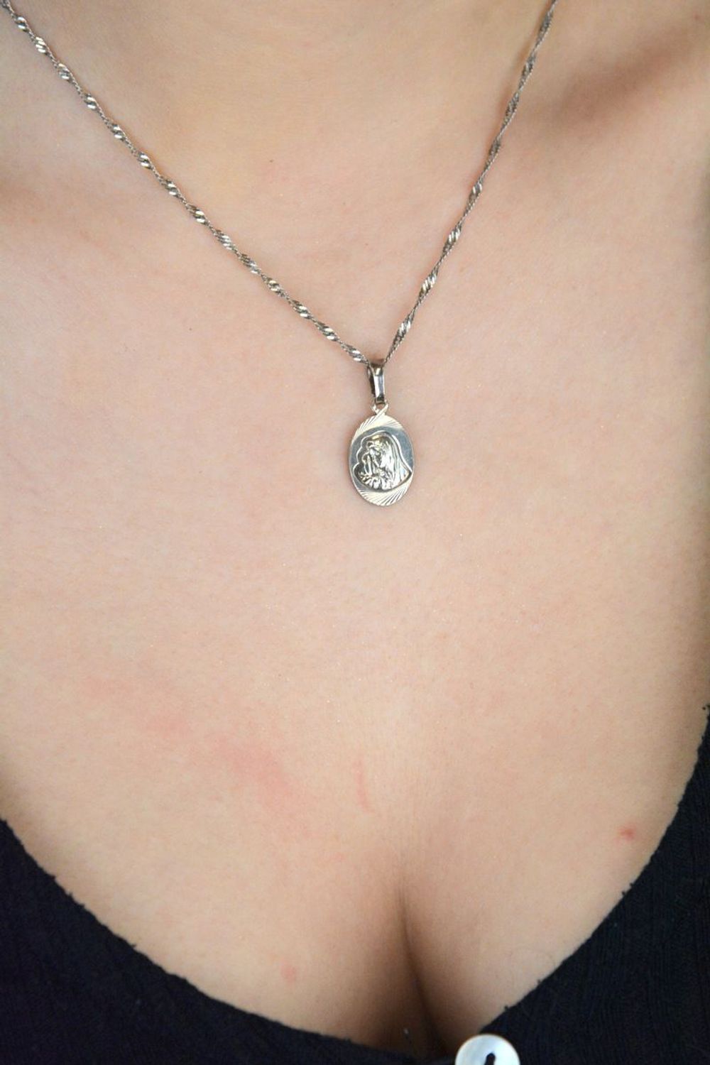 Srebrny medalik z wizerunkiem Matki Boskiej, model DIA-ZAW-3739-925, próba 925. Waga 1,80 g, wymiary 2,5 × 1,1 cm. Idealny religijny symbol wiary i ochrony.1.jpg
