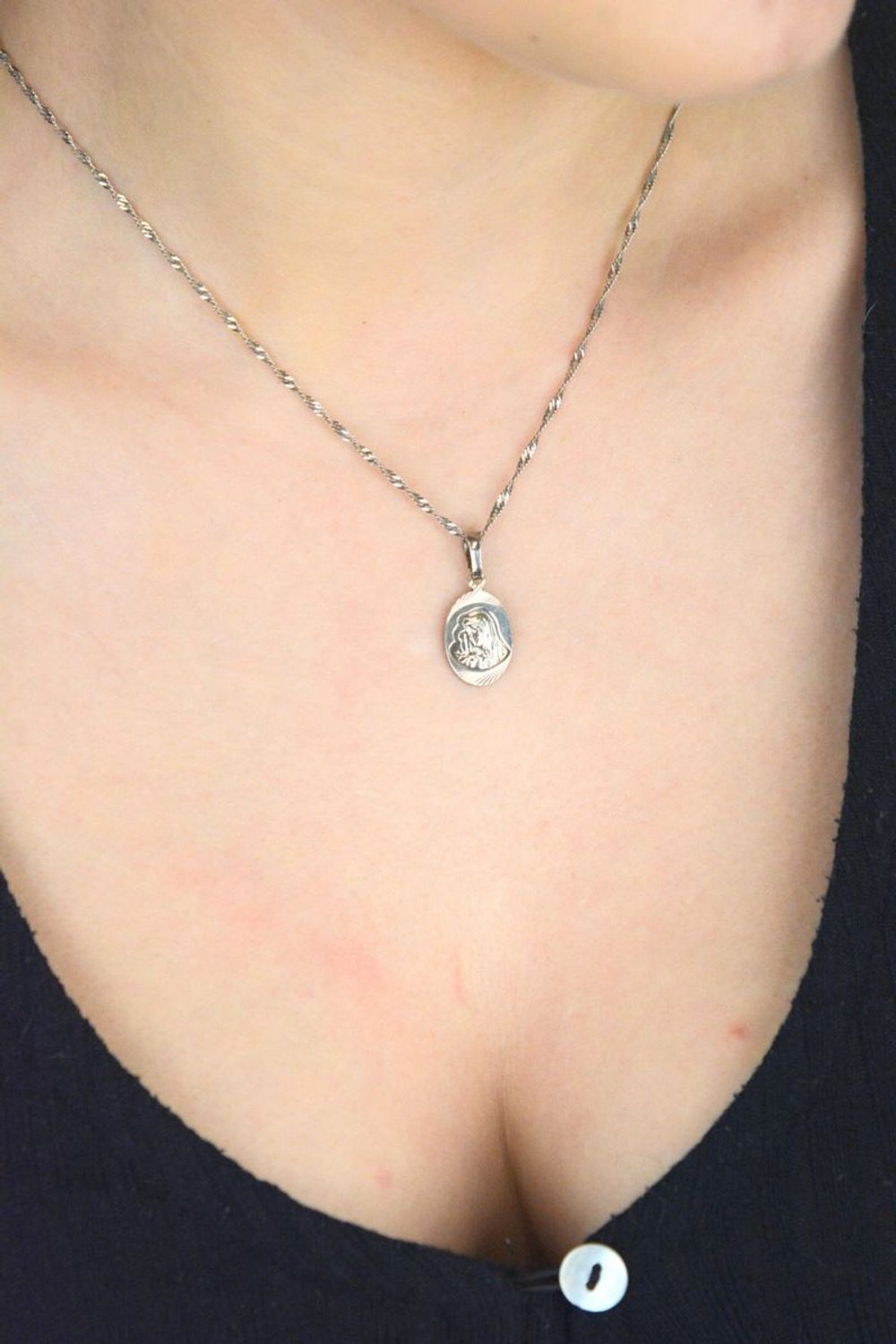 Srebrny medalik z wizerunkiem Matki Boskiej, model DIA-ZAW-3739-925, próba 925. Waga 1,80 g, wymiary 2,5 × 1,1 cm. Idealny religijny symbol wiary i ochrony.1.jpg