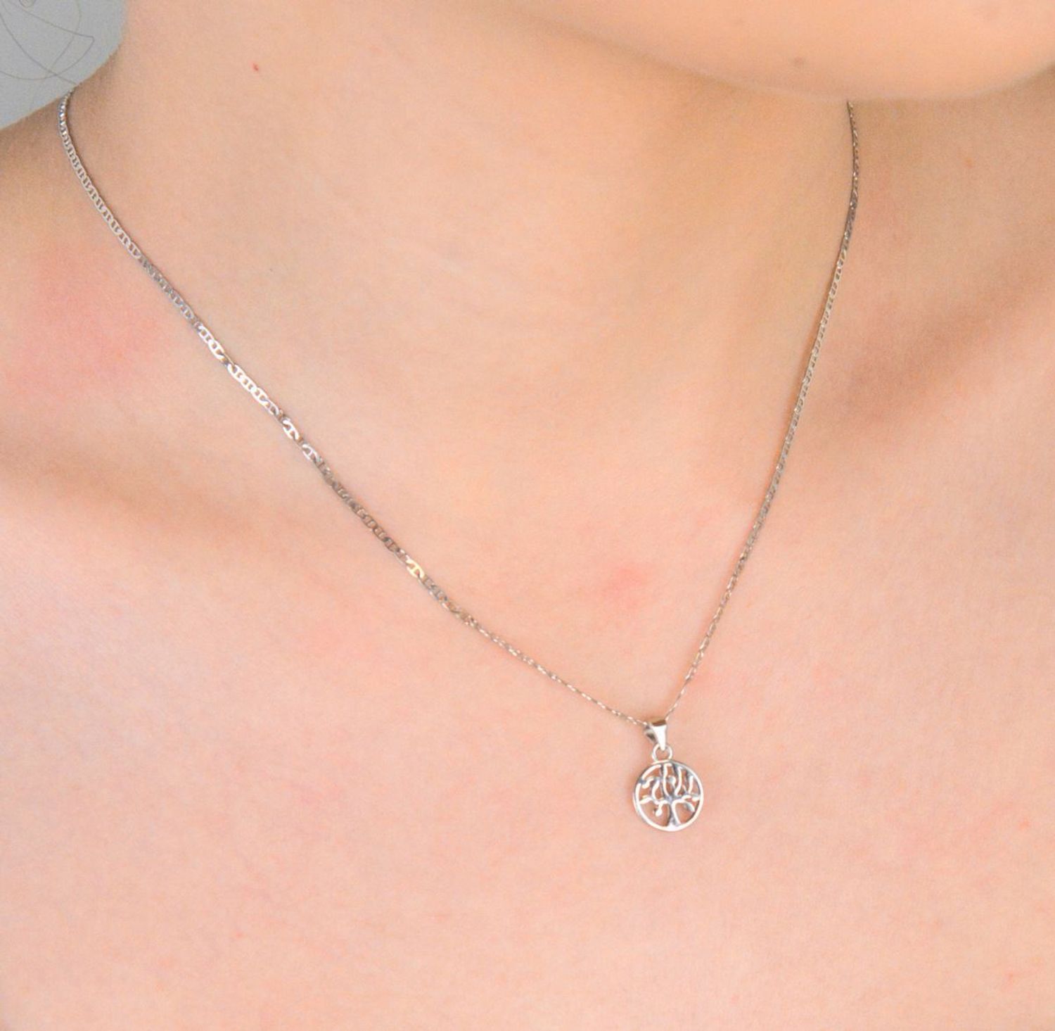 Zawieszka srebrna próba 925, drzewko szczęścia w kółeczku DIA-ZAW-37825-925 Ta elegancka zawieszka srebrna została wykonana z wysokiej jakości srebra próby 925.1.jpg