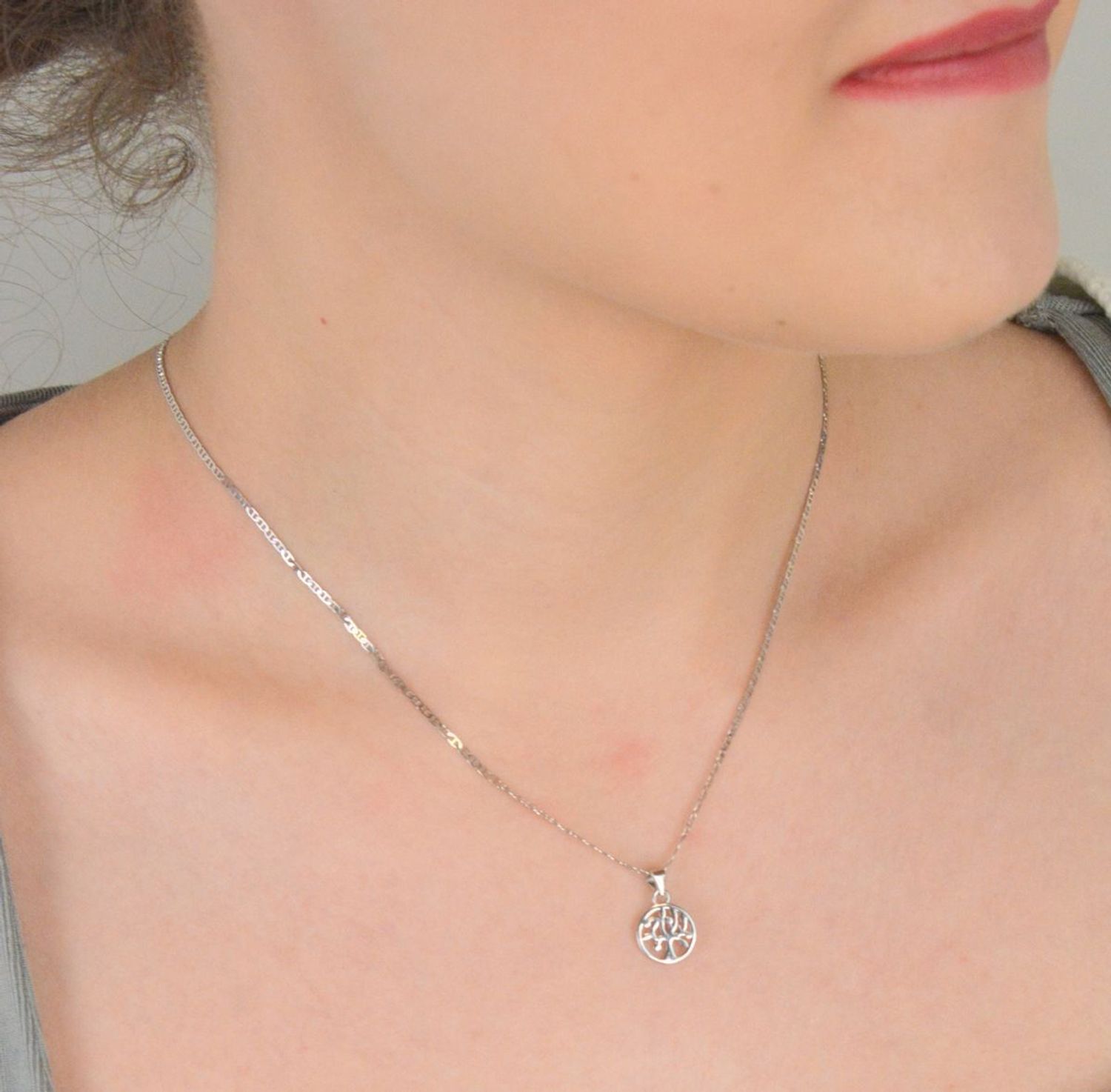 Zawieszka srebrna próba 925, drzewko szczęścia w kółeczku DIA-ZAW-37825-925 Ta elegancka zawieszka srebrna została wykonana z wysokiej jakości srebra próby 925.1.jpg