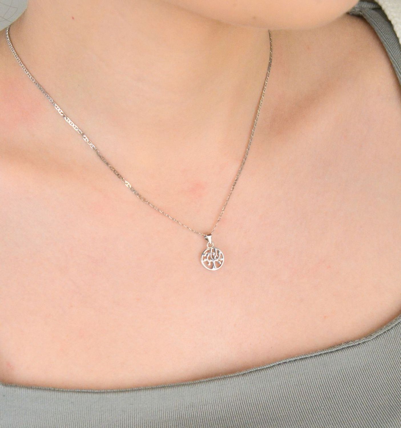 Zawieszka srebrna próba 925, drzewko szczęścia w kółeczku DIA-ZAW-37825-925 Ta elegancka zawieszka srebrna została wykonana z wysokiej jakości srebra próby 925.1.jpg