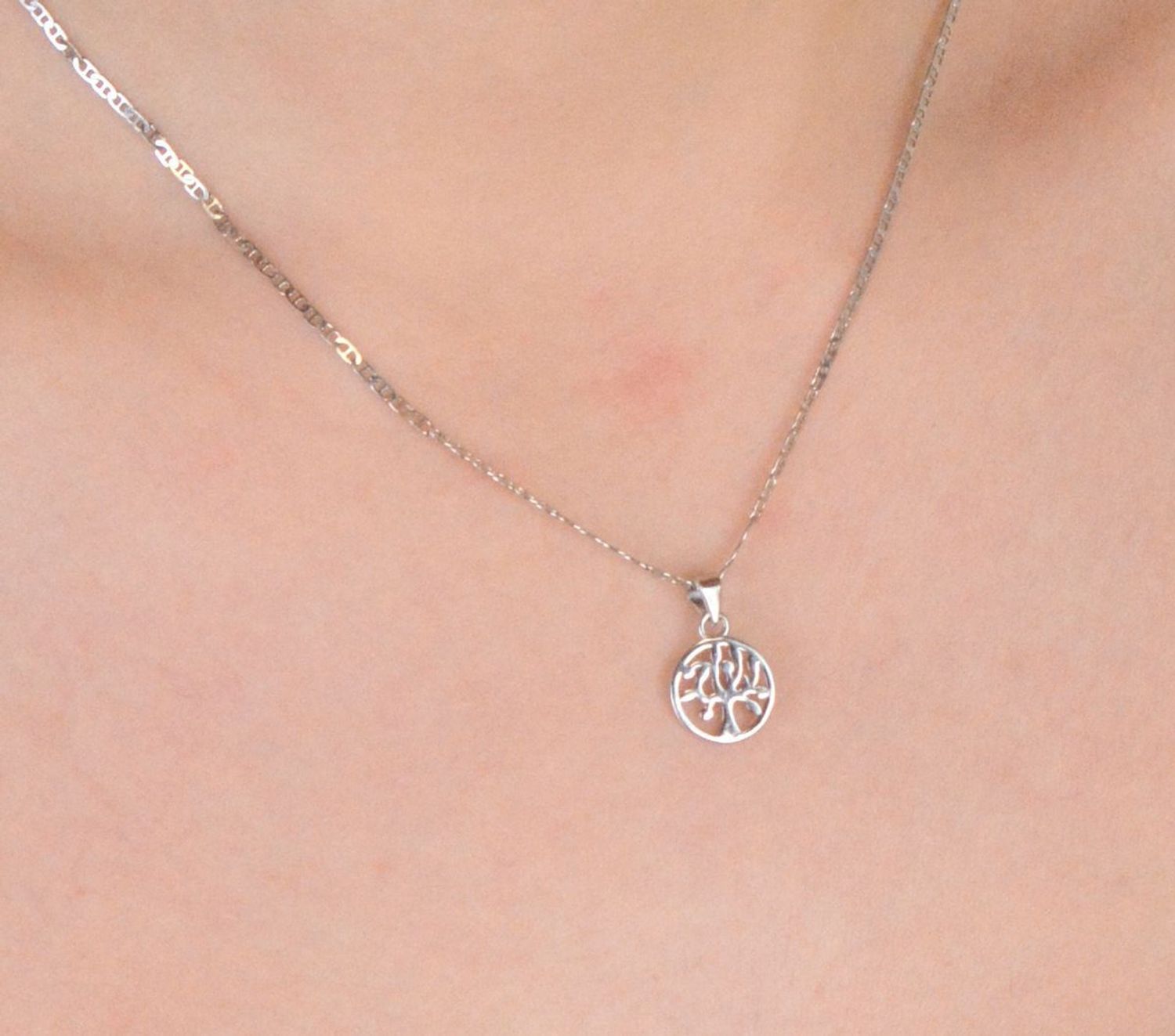 Zawieszka srebrna próba 925, drzewko szczęścia w kółeczku DIA-ZAW-37825-925 Ta elegancka zawieszka srebrna została wykonana z wysokiej jakości srebra próby 925.1.jpg