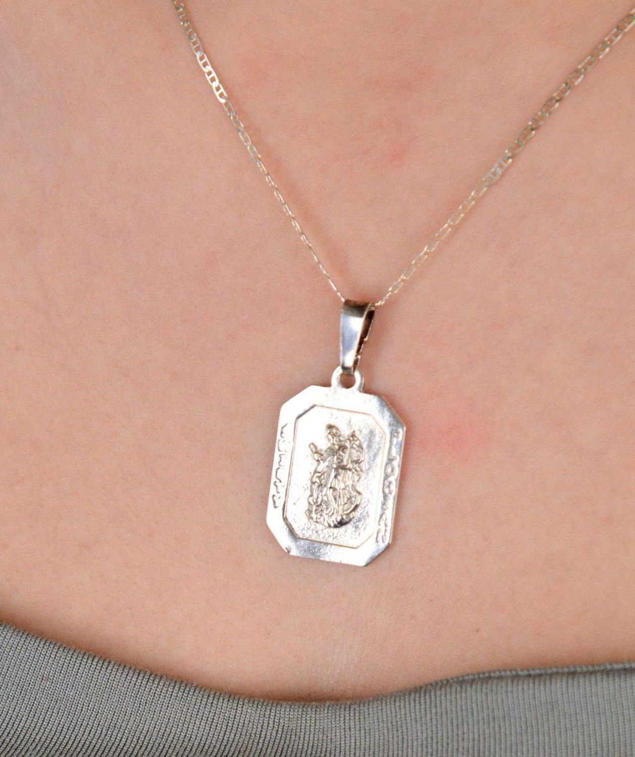 Zawieszka srebrna próba 925, Święty Florian DIA-ZAW-3834-925 Srebrna zawieszka z wizerunkiem Świętego Floriana to wyjątkowy symbol ochrony, szczególnie ceniony przez strażaków 1.jpg