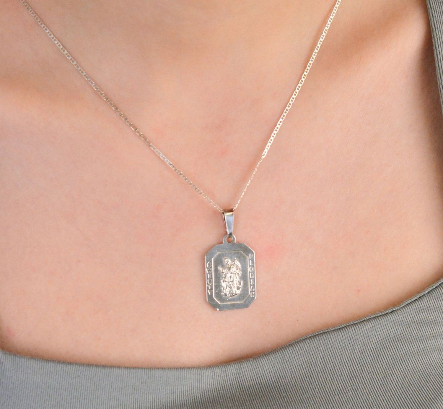 Zawieszka srebrna próba 925, Święty Florian DIA-ZAW-3834-925 Srebrna zawieszka z wizerunkiem Świętego Floriana to wyjątkowy symbol ochrony, szczególnie ceniony przez strażaków 1.jpg