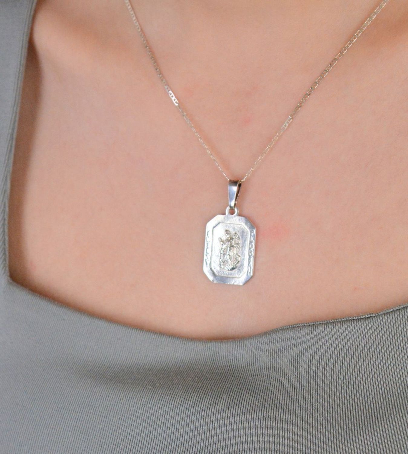 Zawieszka srebrna próba 925, Święty Florian DIA-ZAW-3834-925 Srebrna zawieszka z wizerunkiem Świętego Floriana to wyjątkowy symbol ochrony, szczególnie ceniony przez strażaków 1.jpg