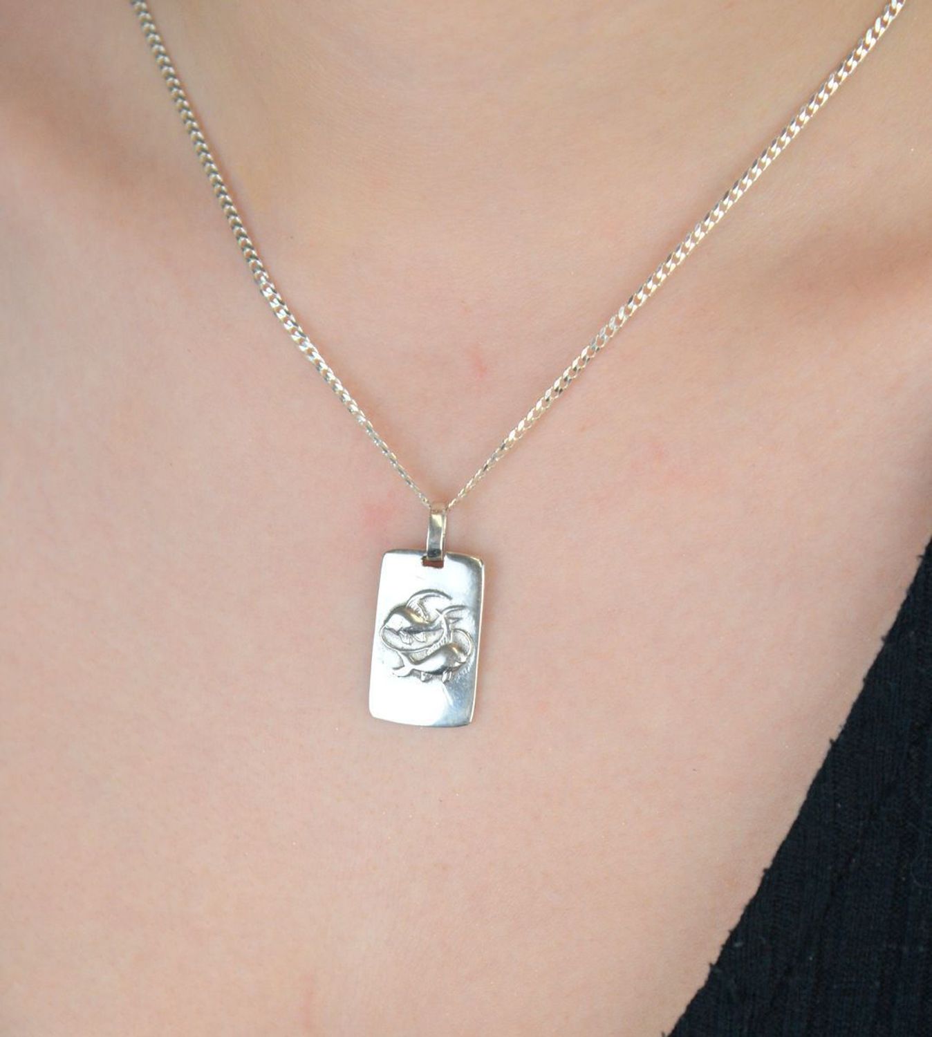 Zawieszka srebrna próby 925 ryby DIA-ZAW-3975-RYBY-925 Elegancka zawieszka srebrna, wykonana z srebra próby 925, przedstawiająca ryby na blaszce. 1.jpg