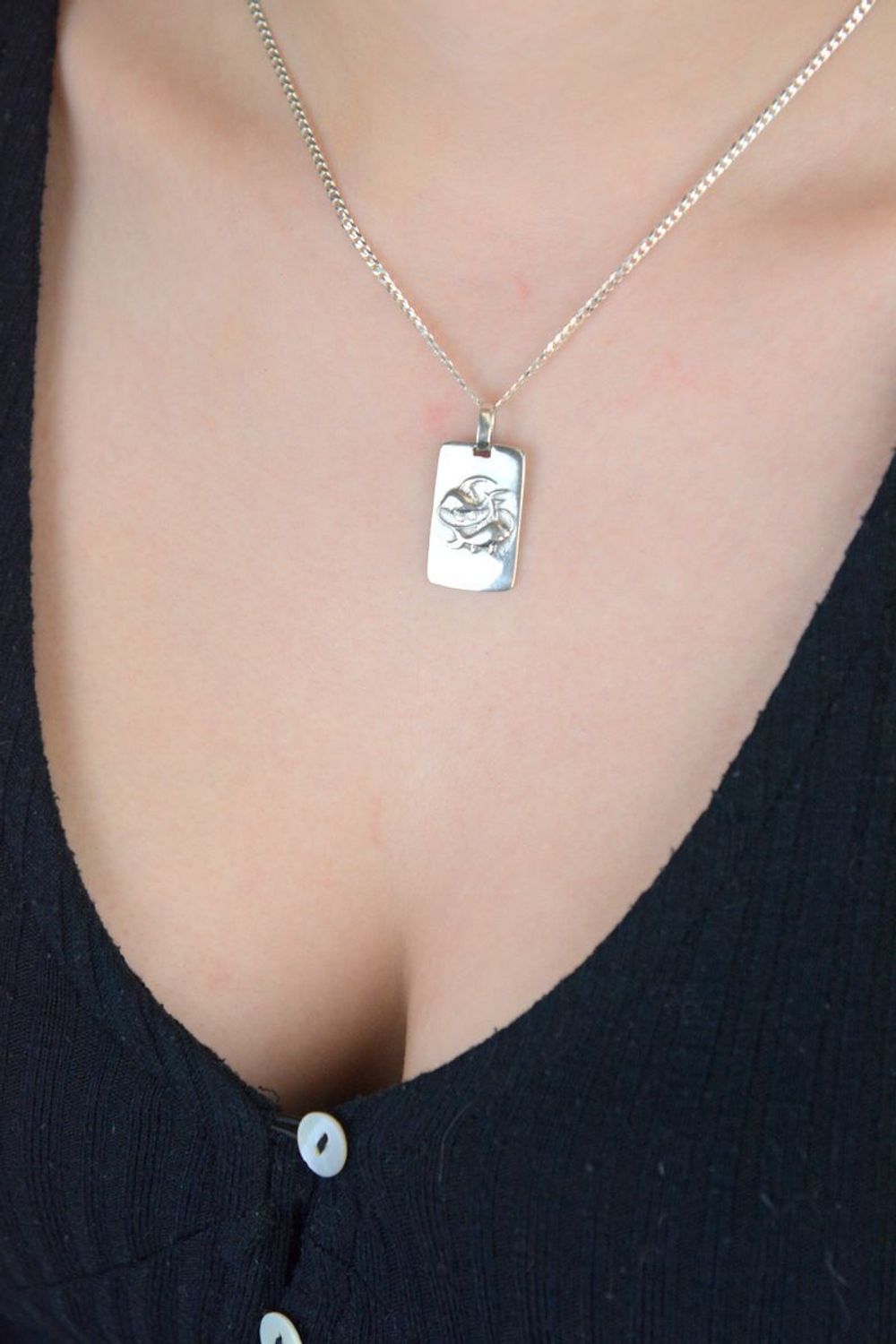 Zawieszka srebrna próby 925 ryby DIA-ZAW-3975-RYBY-925 Elegancka zawieszka srebrna, wykonana z srebra próby 925, przedstawiająca ryby na blaszce. 1.jpg