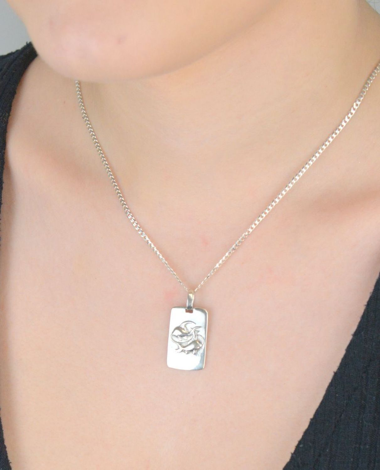 Zawieszka srebrna próby 925 ryby DIA-ZAW-3975-RYBY-925 Elegancka zawieszka srebrna, wykonana z srebra próby 925, przedstawiająca ryby na blaszce. 1.jpg