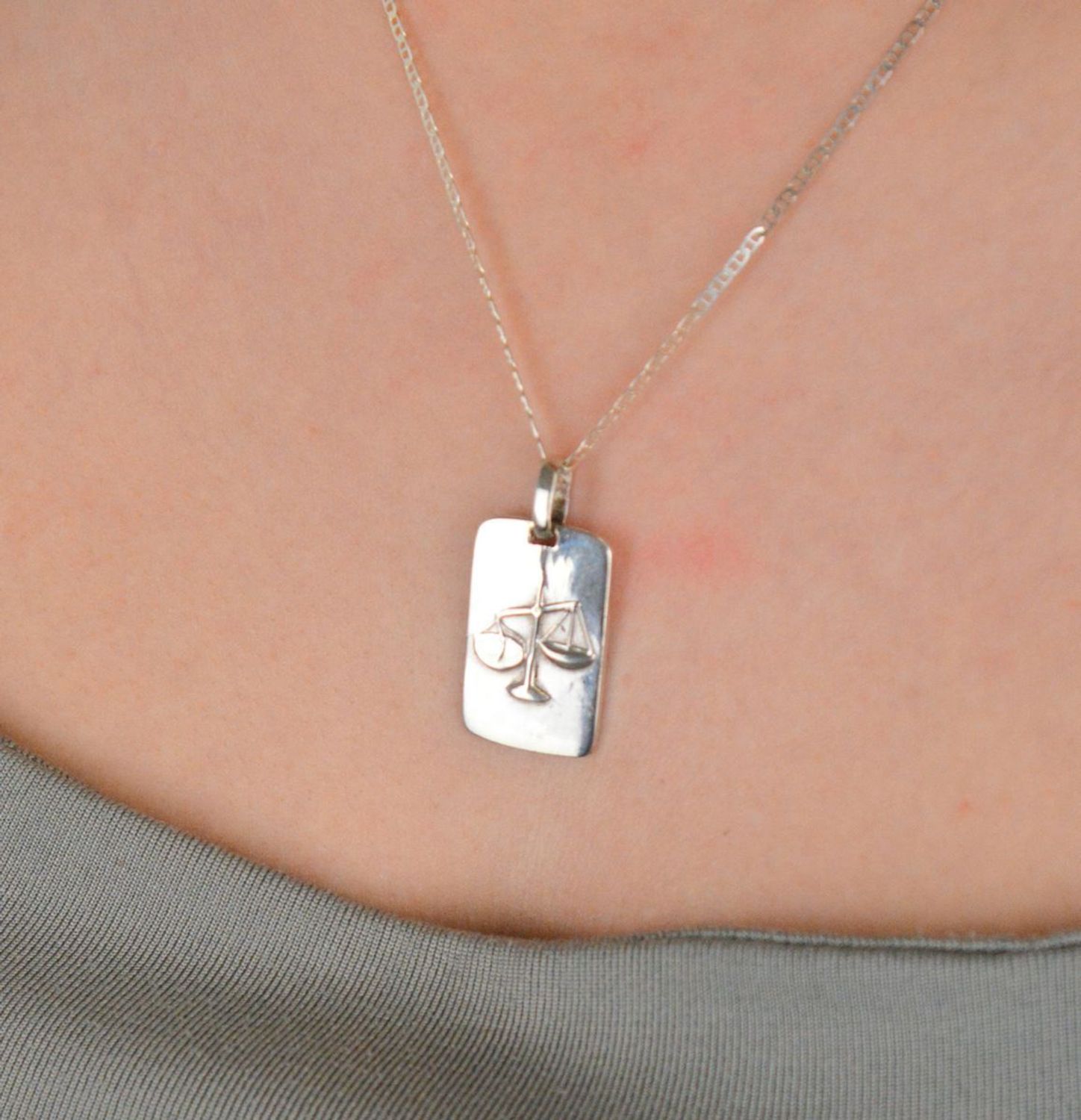 Zawieszka srebrna próba 925 waga DIA-ZAW-3975-WAGA-925 Elegancka zawieszka srebrna z symbolem Wagi, wykonana z srebra próby 925, to doskonała biżuteria dla osób urodzonych pod 1.jpg