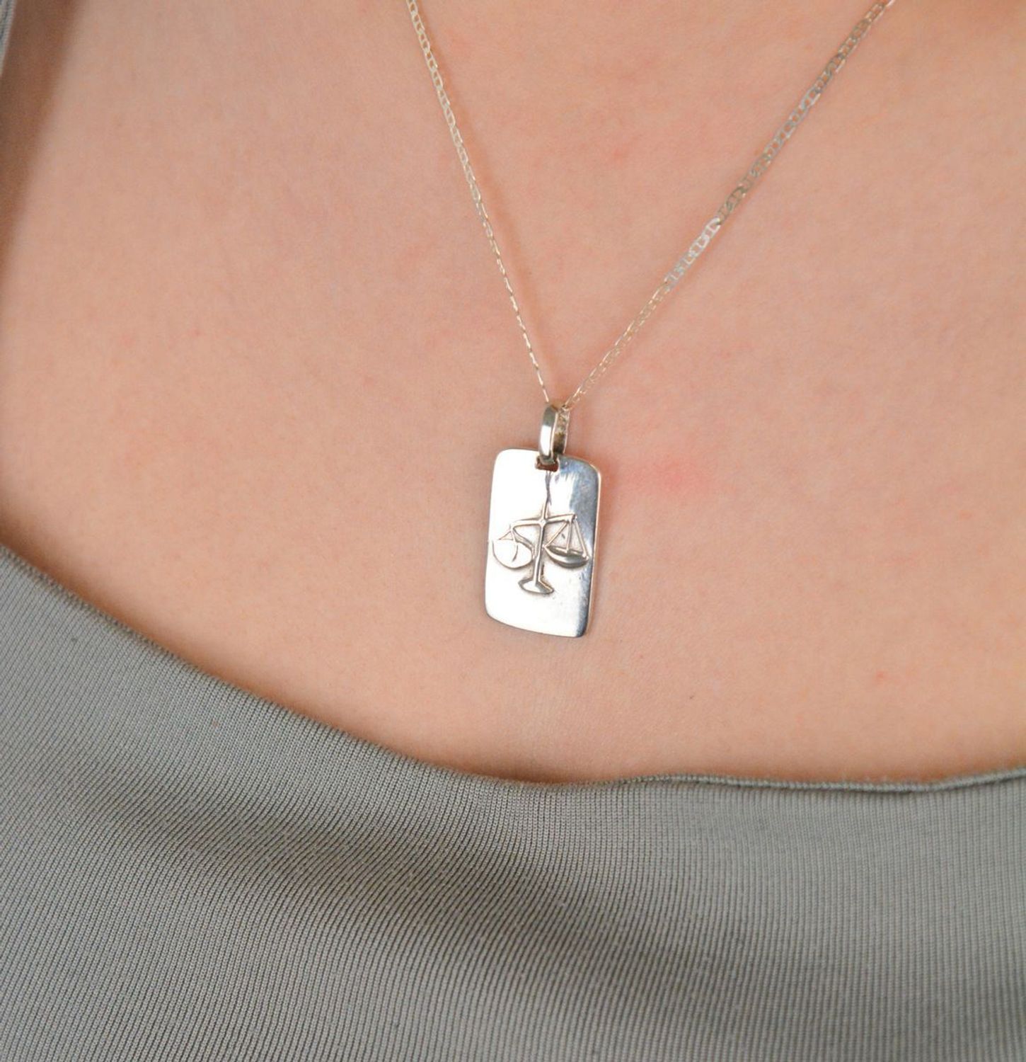 Zawieszka srebrna próba 925 waga DIA-ZAW-3975-WAGA-925 Elegancka zawieszka srebrna z symbolem Wagi, wykonana z srebra próby 925, to doskonała biżuteria dla osób urodzonych pod 1.jpg