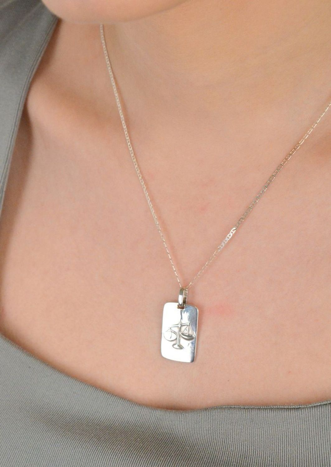 Zawieszka srebrna próba 925 waga DIA-ZAW-3975-WAGA-925 Elegancka zawieszka srebrna z symbolem Wagi, wykonana z srebra próby 925, to doskonała biżuteria dla osób urodzonych pod 1.jpg