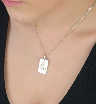 Zawieszka srebrna próba 925 z wygrawerowanym symbolem znaku zodiaku Panna na prostokątnej blaszce. Waga 5,14 g, szerokość 1,5 cm, długość 3,0 cm. Model DIA-ZAW-3977-PANNA-925 – stylowy talizman dla miłośników astrologii (2).JPG