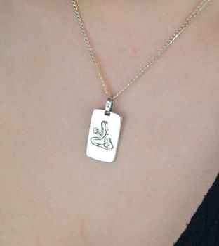 Zawieszka srebrna próba 925 z wygrawerowanym symbolem znaku zodiaku Panna na prostokątnej blaszce. Waga 5,14 g, szerokość 1,5 cm, długość 3,0 cm. Model DIA-ZAW-3977-PANNA-925 – stylowy talizman dla miłośników astrologii (4).JPG