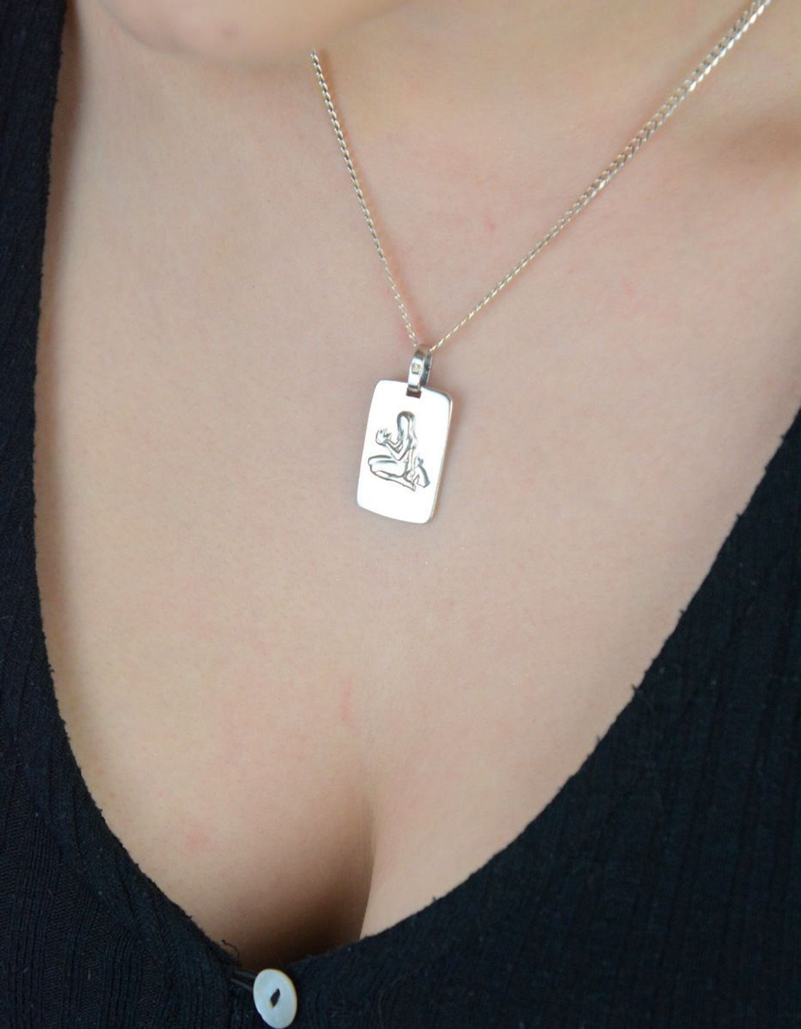 Zawieszka srebrna próba 925 z wygrawerowanym symbolem znaku zodiaku Panna na prostokątnej blaszce. Waga 5,14 g, szerokość 1,5 cm, długość 3,0 cm. Model DIA-ZAW-3977-PANNA-925 – 1.jpg