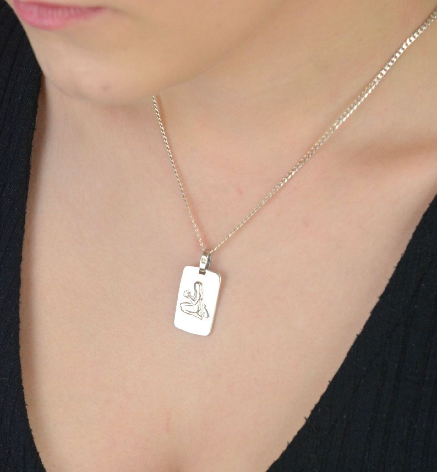 Zawieszka srebrna próba 925 z wygrawerowanym symbolem znaku zodiaku Panna na prostokątnej blaszce. Waga 5,14 g, szerokość 1,5 cm, długość 3,0 cm. Model DIA-ZAW-3977-PANNA-925 – 1.jpg