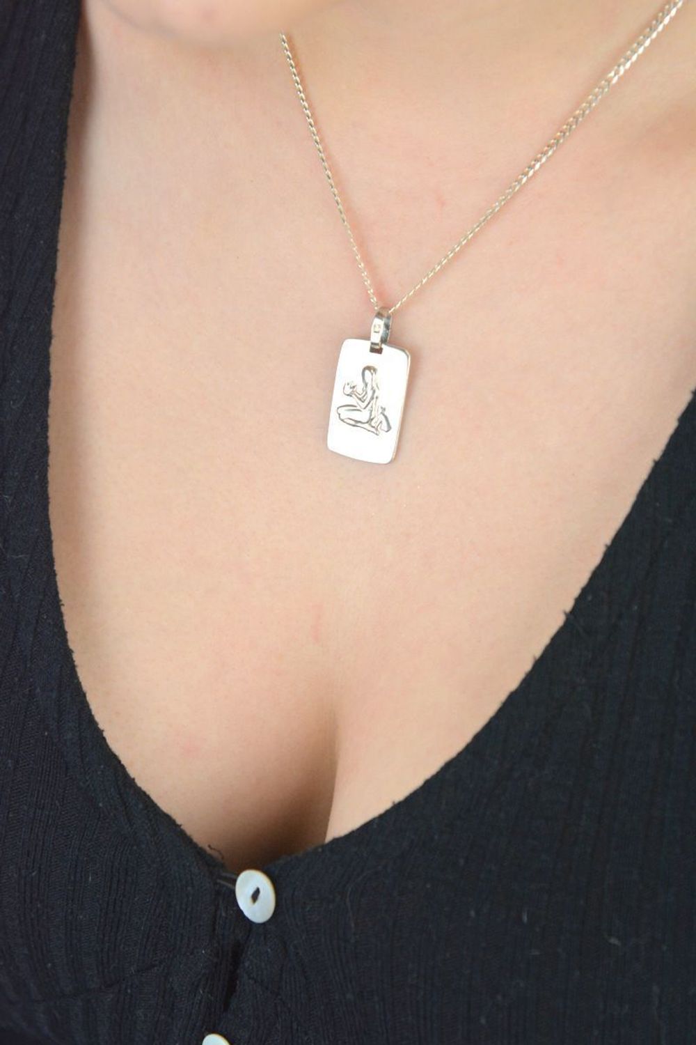 Zawieszka srebrna próba 925 z wygrawerowanym symbolem znaku zodiaku Panna na prostokątnej blaszce. Waga 5,14 g, szerokość 1,5 cm, długość 3,0 cm. Model DIA-ZAW-3977-PANNA-925 – 1.jpg