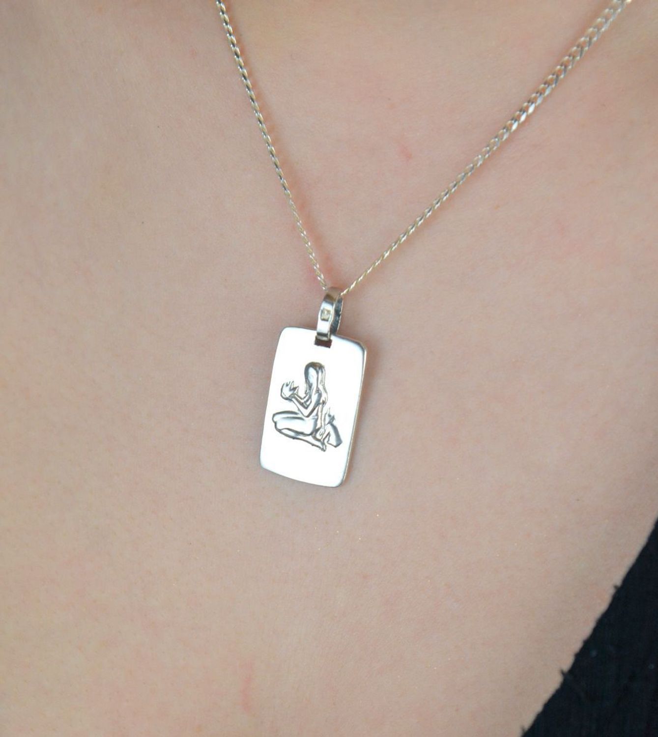 Zawieszka srebrna próba 925 z wygrawerowanym symbolem znaku zodiaku Panna na prostokątnej blaszce. Waga 5,14 g, szerokość 1,5 cm, długość 3,0 cm. Model DIA-ZAW-3977-PANNA-925 – 1.jpg