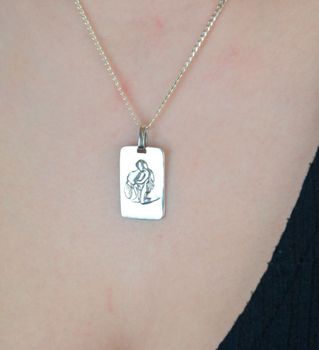 Zawieszka srebrna próba 925 z wygrawerowanym symbolem Wodnika na prostokątnej blaszce. Waga 4,76 g, szerokość 1,5 cm, długość 3,0 cm. Idealny prezent dla miłośników astrologii i unikalnej biżuterii (2).JPG