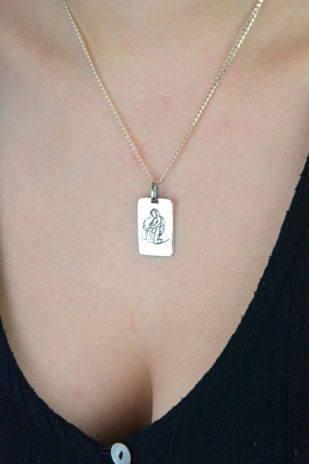 Zawieszka srebrna próba 925 z wygrawerowanym symbolem Wodnika na prostokątnej blaszce. Waga 4,76 g, szerokość 1,5 cm, długość 3,0 cm. Idealny prezent dla miłośników astrologii i 1.jpg