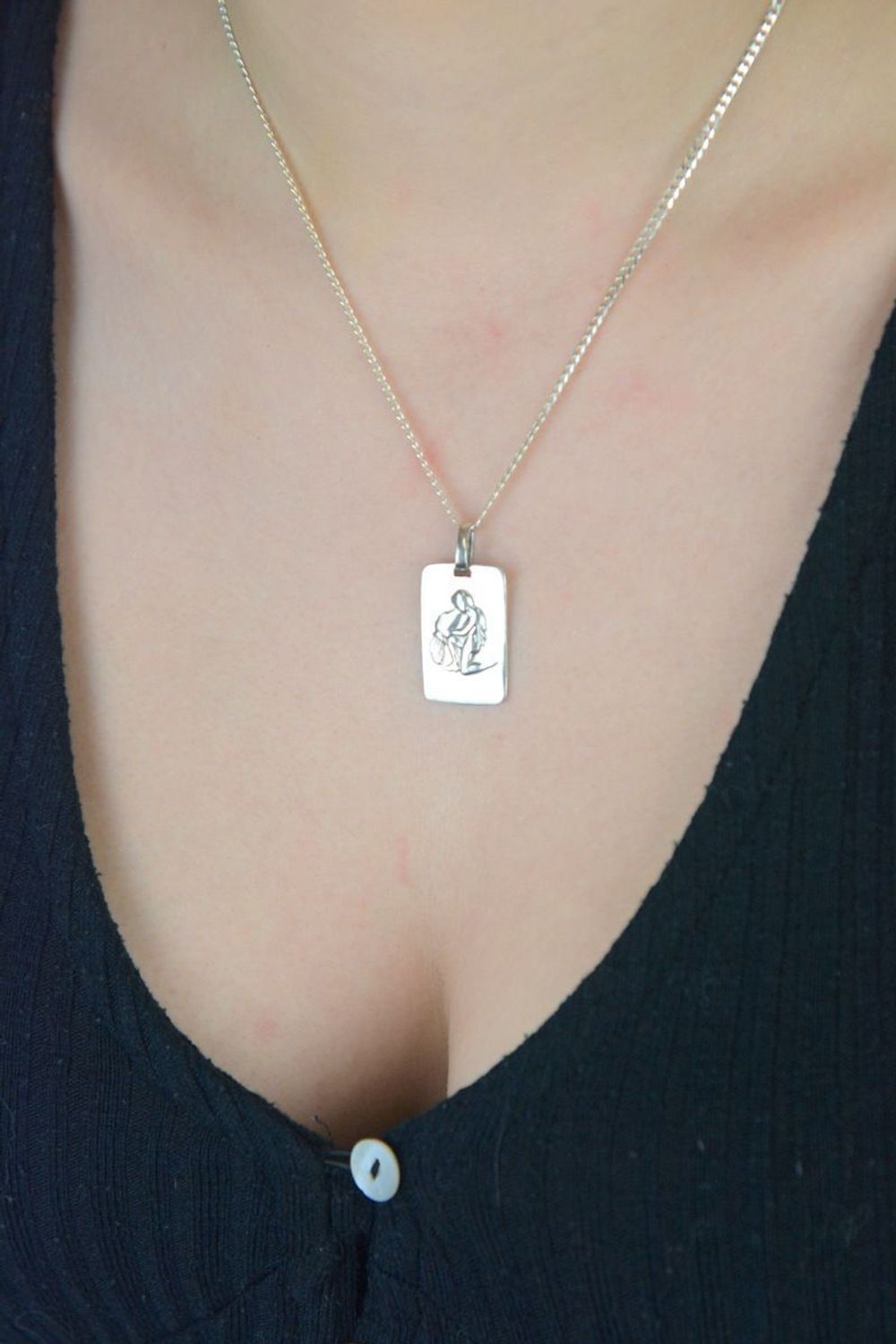 Zawieszka srebrna próba 925 z wygrawerowanym symbolem Wodnika na prostokątnej blaszce. Waga 4,76 g, szerokość 1,5 cm, długość 3,0 cm. Idealny prezent dla miłośników astrologii i 1.jpg