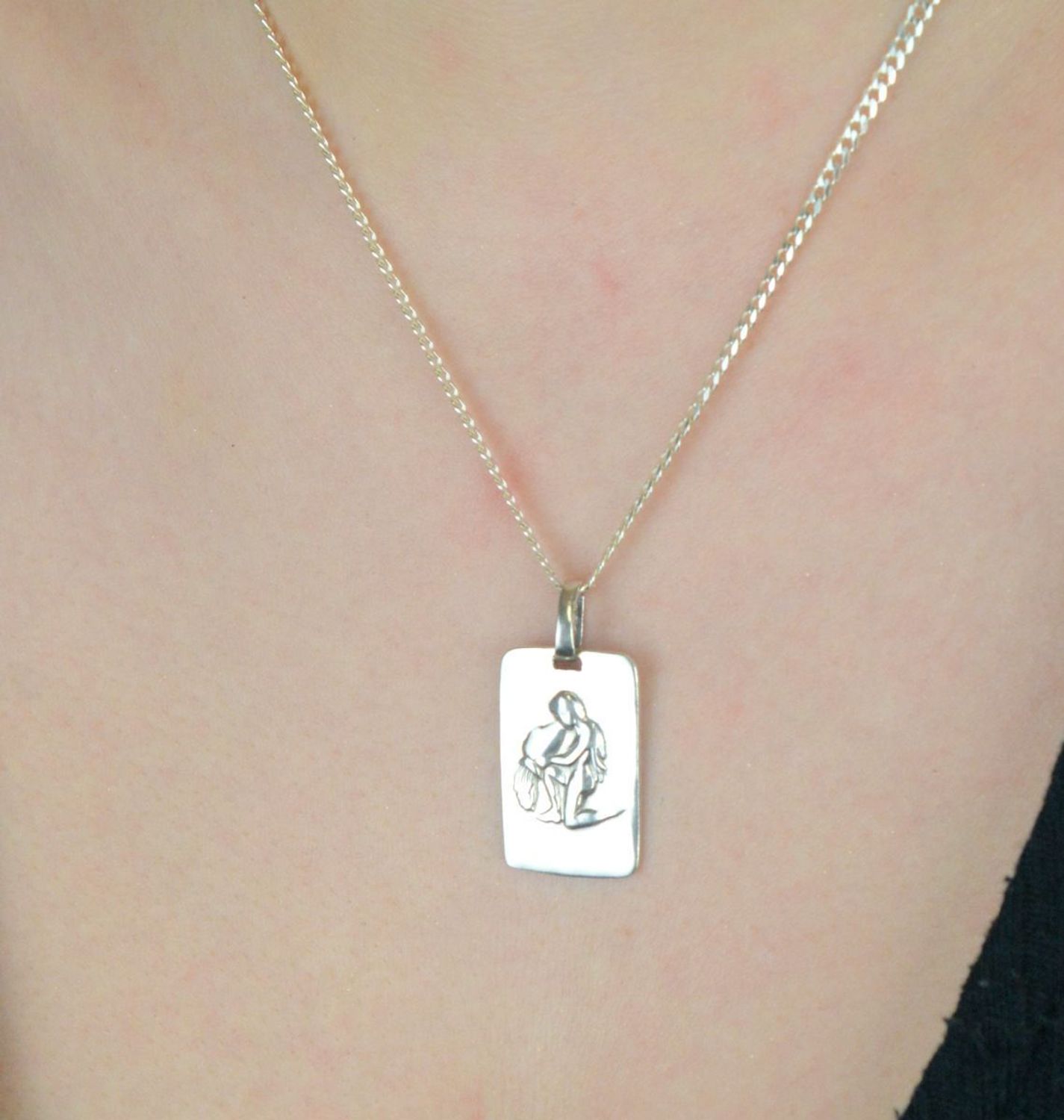 Zawieszka srebrna próba 925 z wygrawerowanym symbolem Wodnika na prostokątnej blaszce. Waga 4,76 g, szerokość 1,5 cm, długość 3,0 cm. Idealny prezent dla miłośników astrologii i 1.jpg