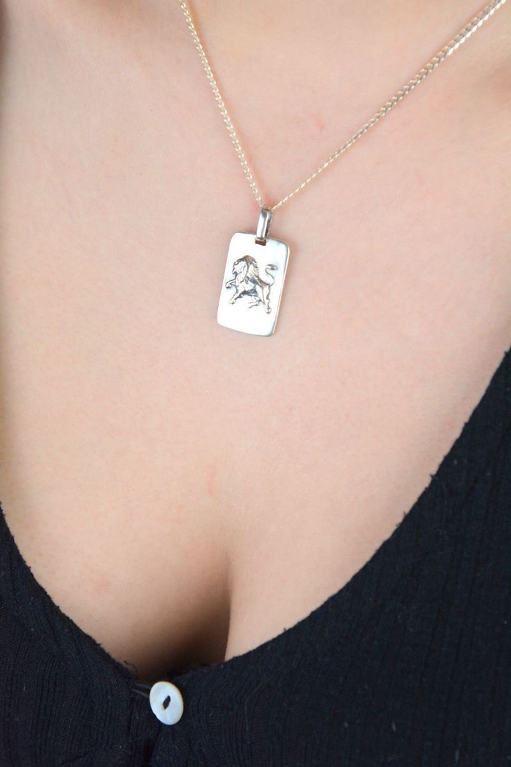 Prostokątny medalik znak zodiaku Lew – DIA-ZAW-3979-LEW-925, srebro 925  5,85 g, 3 cm.jpg