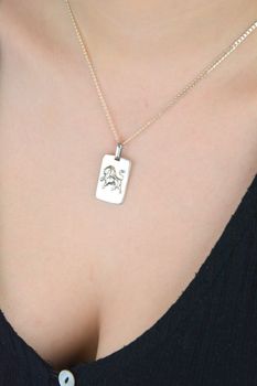Prostokątny medalik z lwem, znak zodiaku Lew, srebro próby 925, waga 5,85 g, długość 3 cm, szerokość 1,5 cm. Wypukły motyw 3D. Idealny dla osób spod znaku Lwa. Prostokątny medalik znak zodiaku Lew – DIA-ZAW-3979-LEW-925, srebro (3).JPG