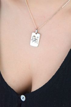 Prostokątny medalik z lwem, znak zodiaku Lew, srebro próby 925, waga 5,85 g, długość 3 cm, szerokość 1,5 cm. Wypukły motyw 3D. Idealny dla osób spod znaku Lwa. Prostokątny medalik znak zodiaku Lew – DIA-ZAW-3979-LEW-925, srebro 9 (1).JPG