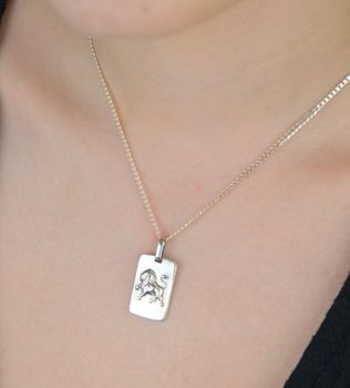 Prostokątny medalik z lwem, znak zodiaku Lew, srebro próby 925, waga 5,85 g, długość 3 cm, szerokość 1,5 cm. Wypukły motyw 3D. Idealny dla osób spod znaku Lwa. Prostokątny medalik znak zodiaku Lew – DIA-ZAW-3979-LEW-925, srebro.JPG