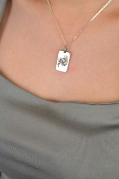 Zawieszka srebrna próba 925 prostokątna blaszka z znakiem zodiaku rak DIA-ZAW-3981-RAK-925 Wyjątkowa zawieszka srebrna w formie prostokątnej blaszki (3).JPG