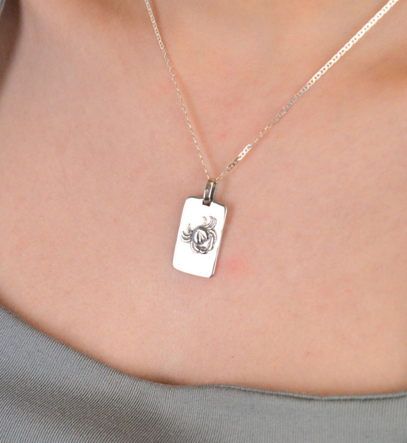 Zawieszka srebrna próba 925 prostokątna blaszka z znakiem zodiaku rak DIA-ZAW-3981-RAK-925 Wyjątkowa zawieszka srebrna w formie prostokątnej blaszki, ozdobiona znakiem zodiaku Rak1.jpg