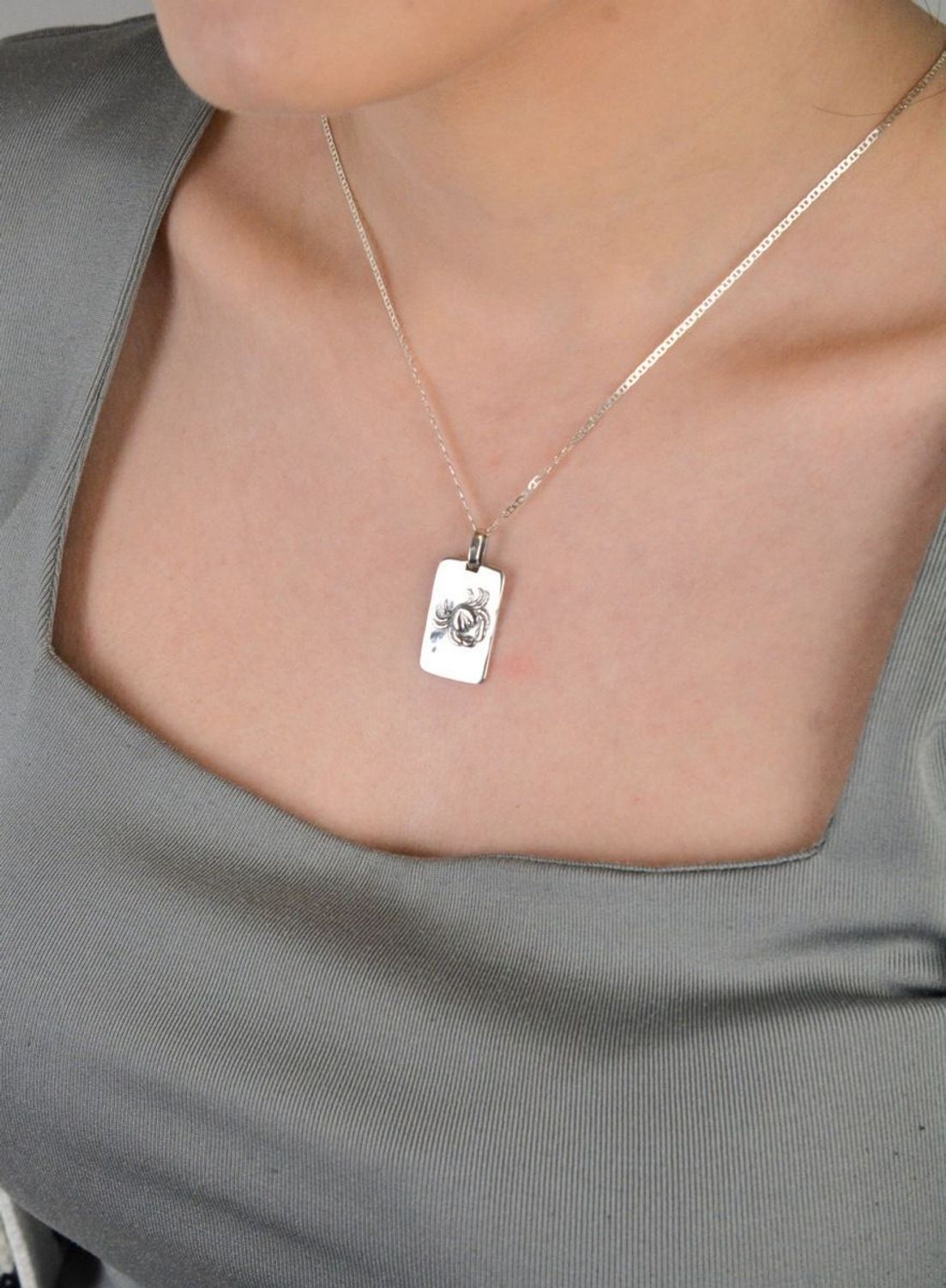 Zawieszka srebrna próba 925 prostokątna blaszka z znakiem zodiaku rak DIA-ZAW-3981-RAK-925 Wyjątkowa zawieszka srebrna w formie prostokątnej blaszki, ozdobiona znakiem zodiaku Rak1.jpg