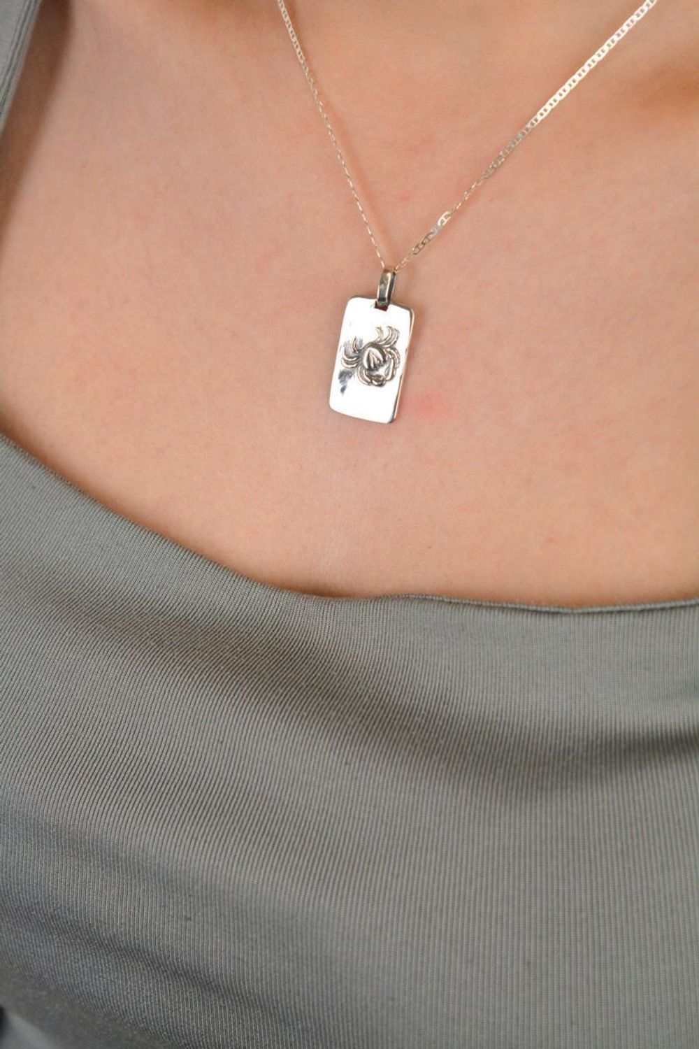 Zawieszka srebrna próba 925 prostokątna blaszka z znakiem zodiaku rak DIA-ZAW-3981-RAK-925 Wyjątkowa zawieszka srebrna w formie prostokątnej blaszki, ozdobiona znakiem zodiaku Rak1.jpg