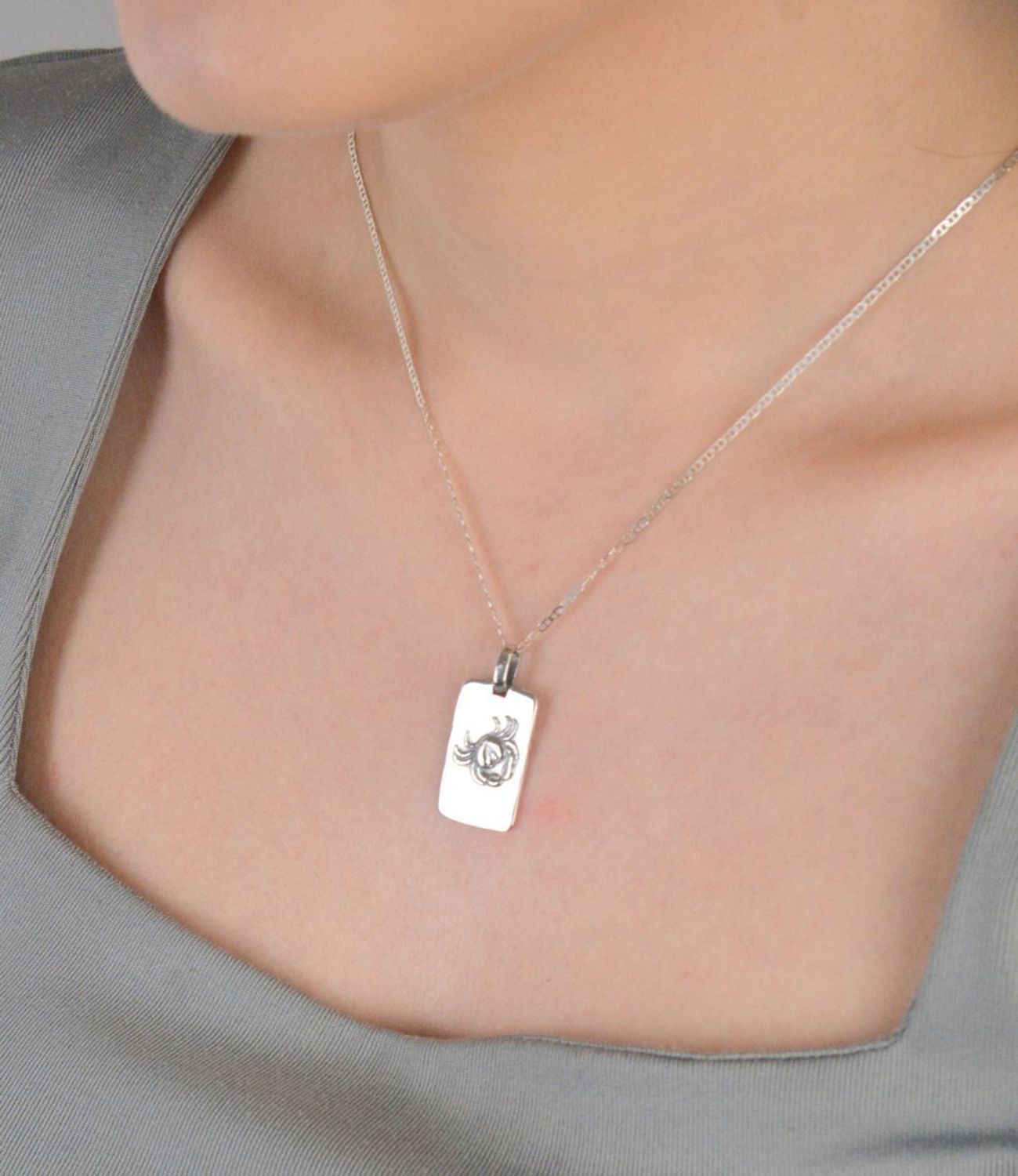 Zawieszka srebrna próba 925 prostokątna blaszka z znakiem zodiaku rak DIA-ZAW-3981-RAK-925 Wyjątkowa zawieszka srebrna w formie prostokątnej blaszki, ozdobiona znakiem zodiaku Rak1.jpg