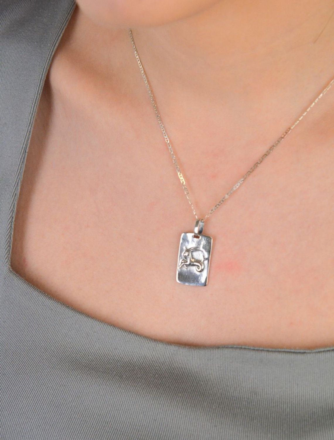 Zawieszka srebrna próba 925 koziorożec blaszka DIA-ZAW-3984-KOZIOROŻEC-925 Elegancka zawieszka srebrna w formie blaszki, ozdobiona symbolem Koziorożca, wykonana z srebra próby 925. 1.jpg